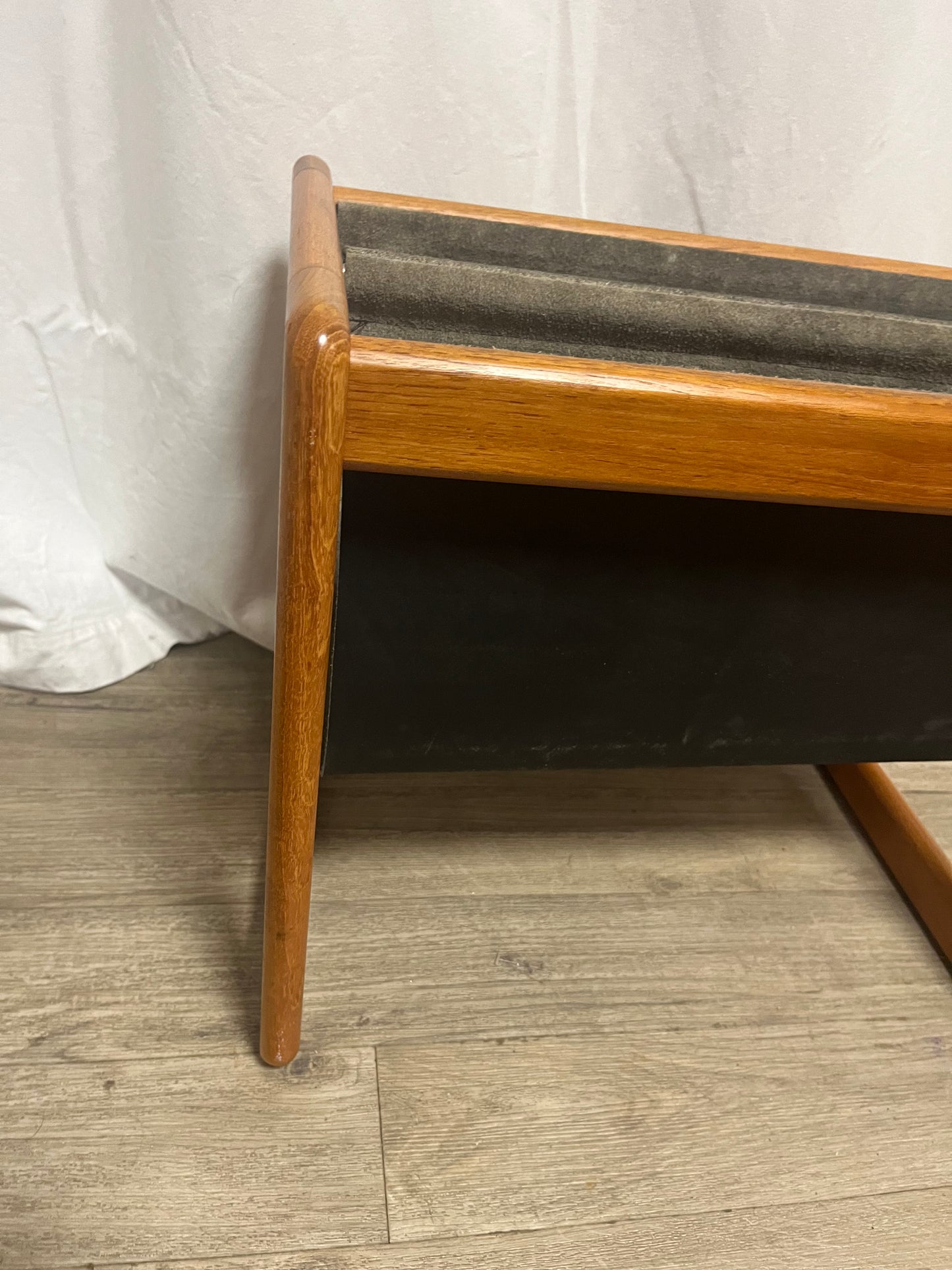 Porte-revues scandinave en teck massif et cuir Aksel Kjesgaard 1970