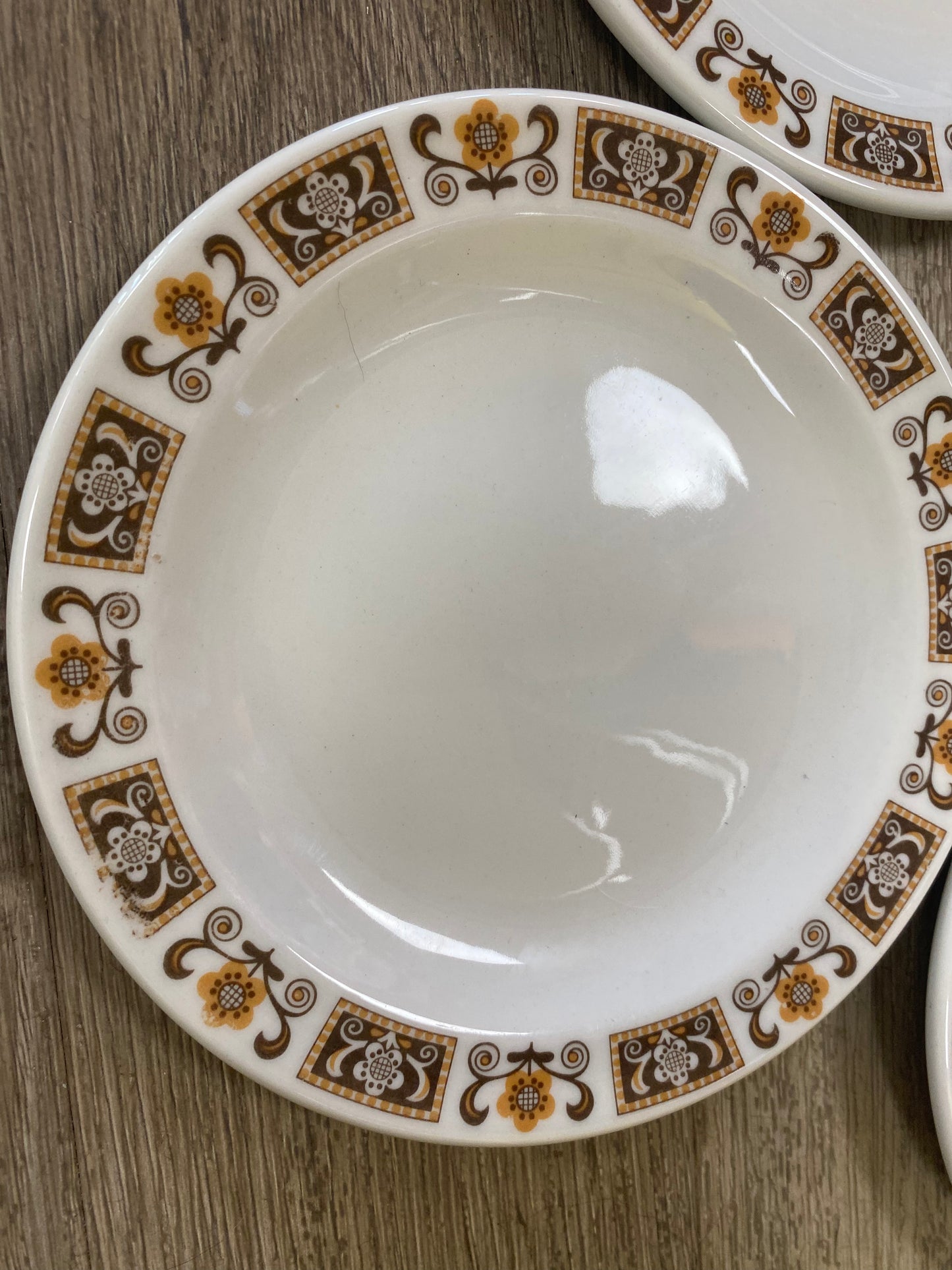 Assiettes à motif 70s