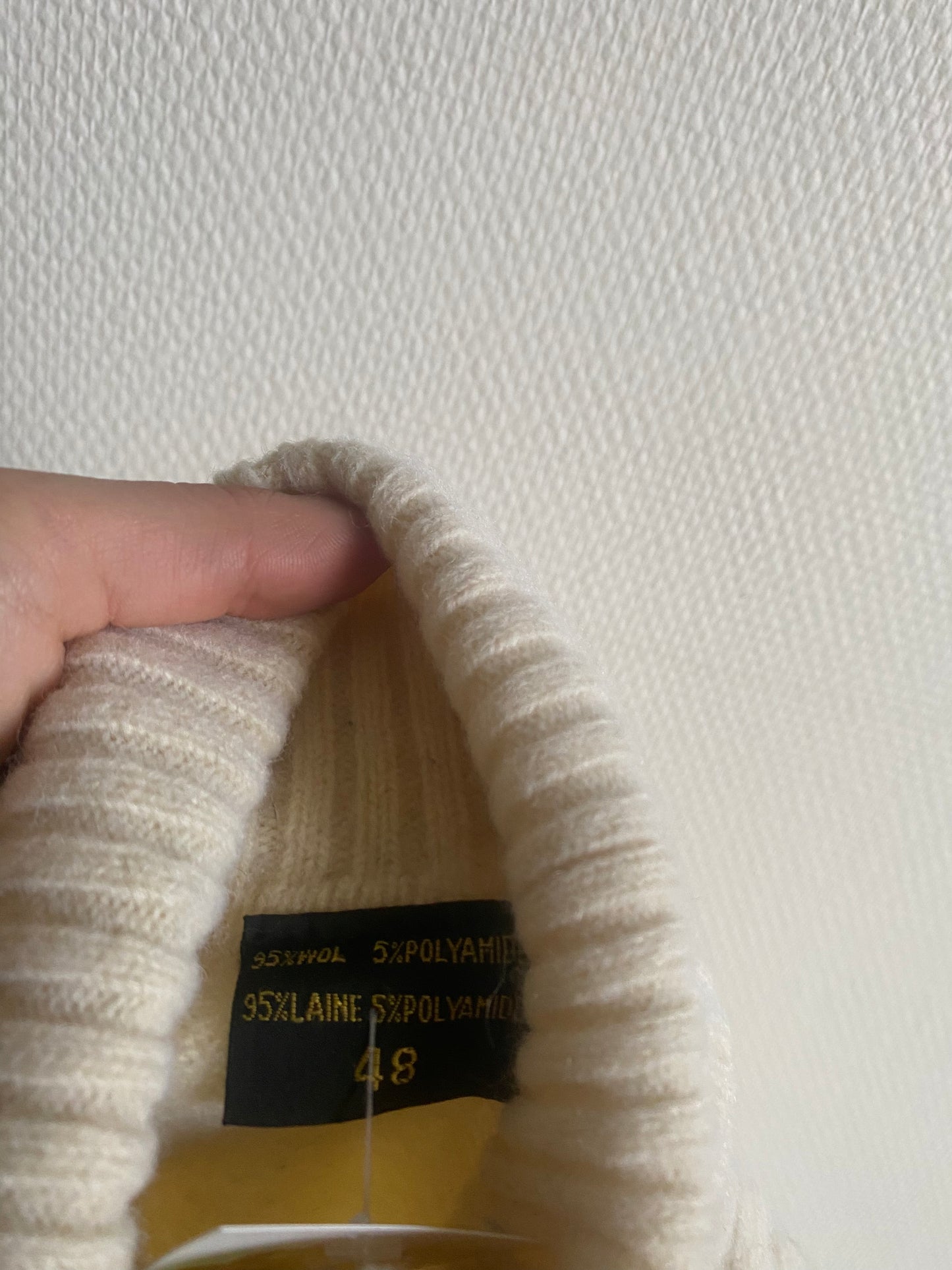 Col roulé beige