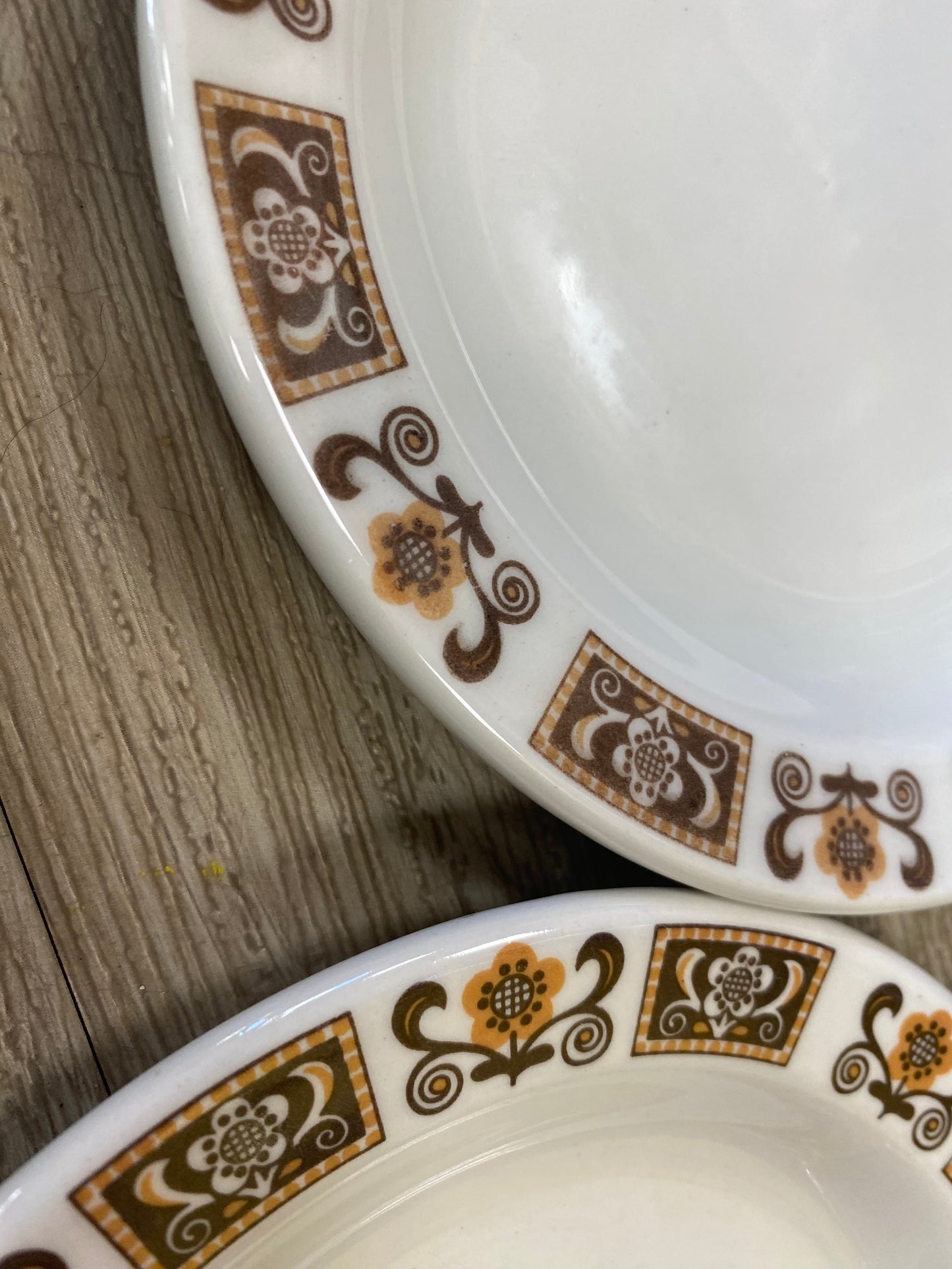 Assiettes à motif 70s