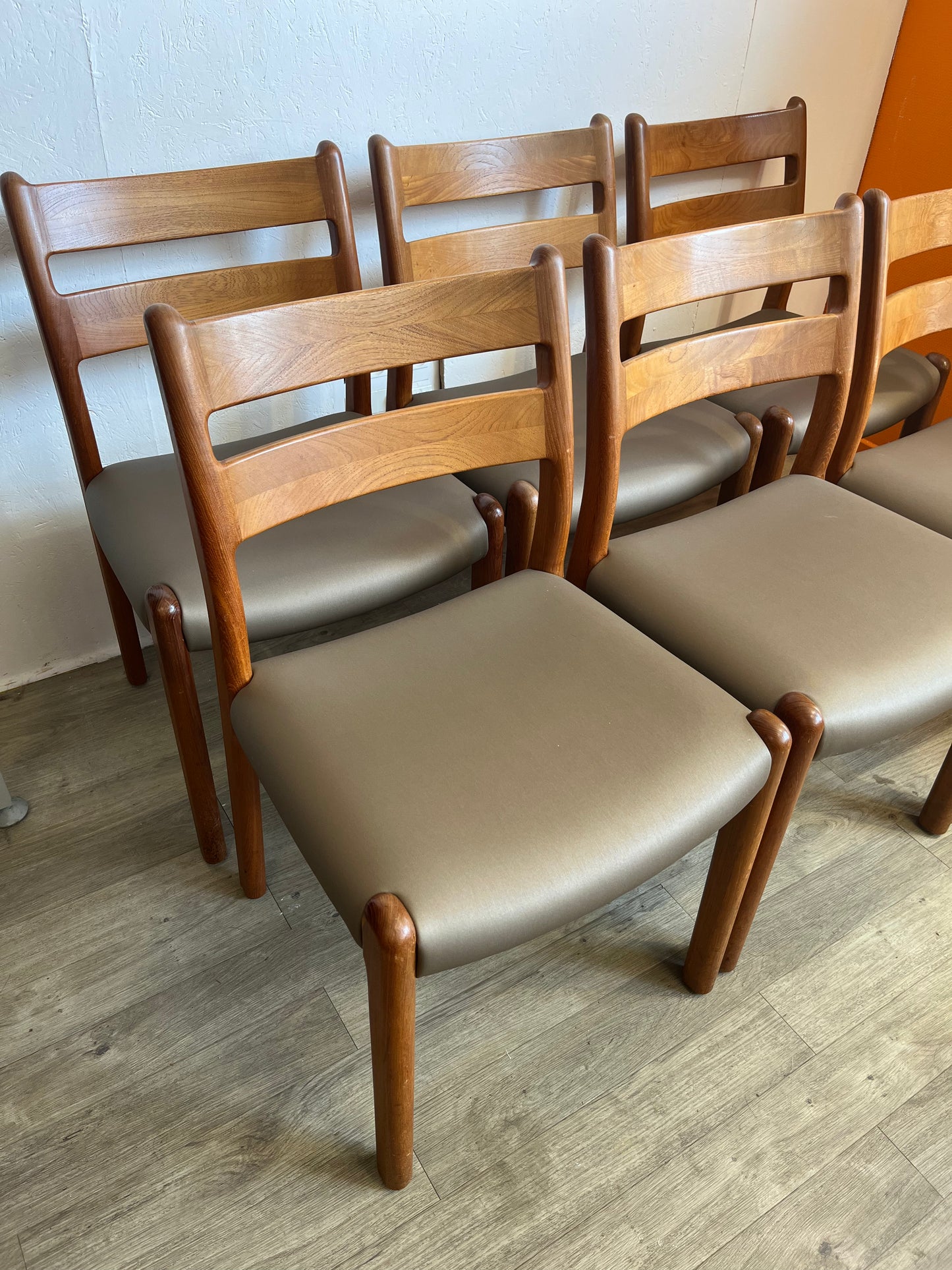 Chaises scandinaves en teck massif Niels Otto Moller 1960
