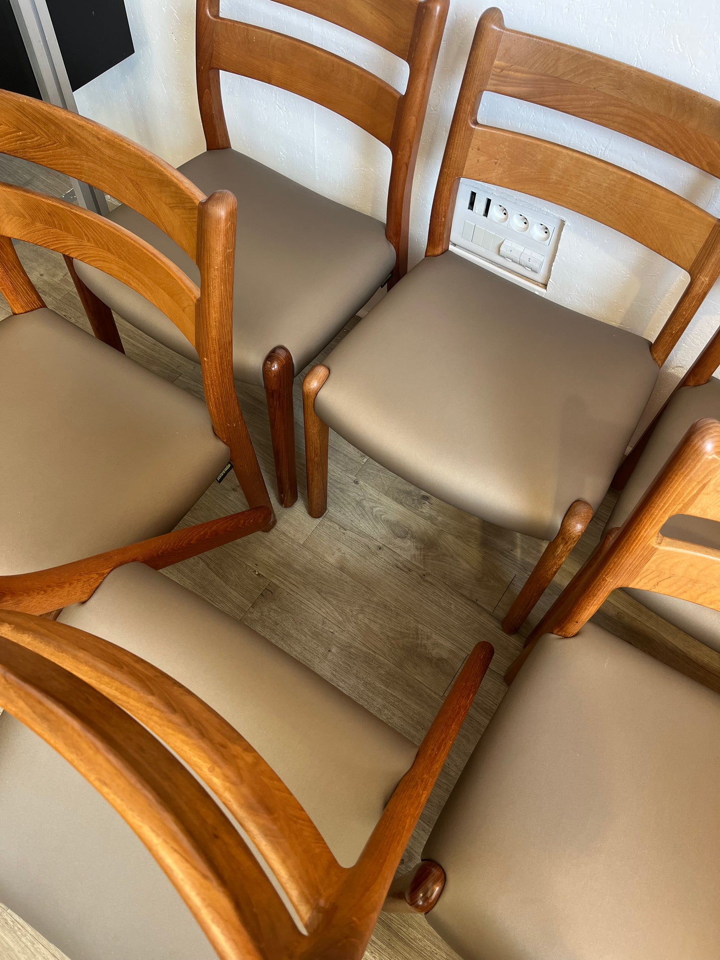 Chaises scandinaves en teck massif Niels Otto Moller 1960