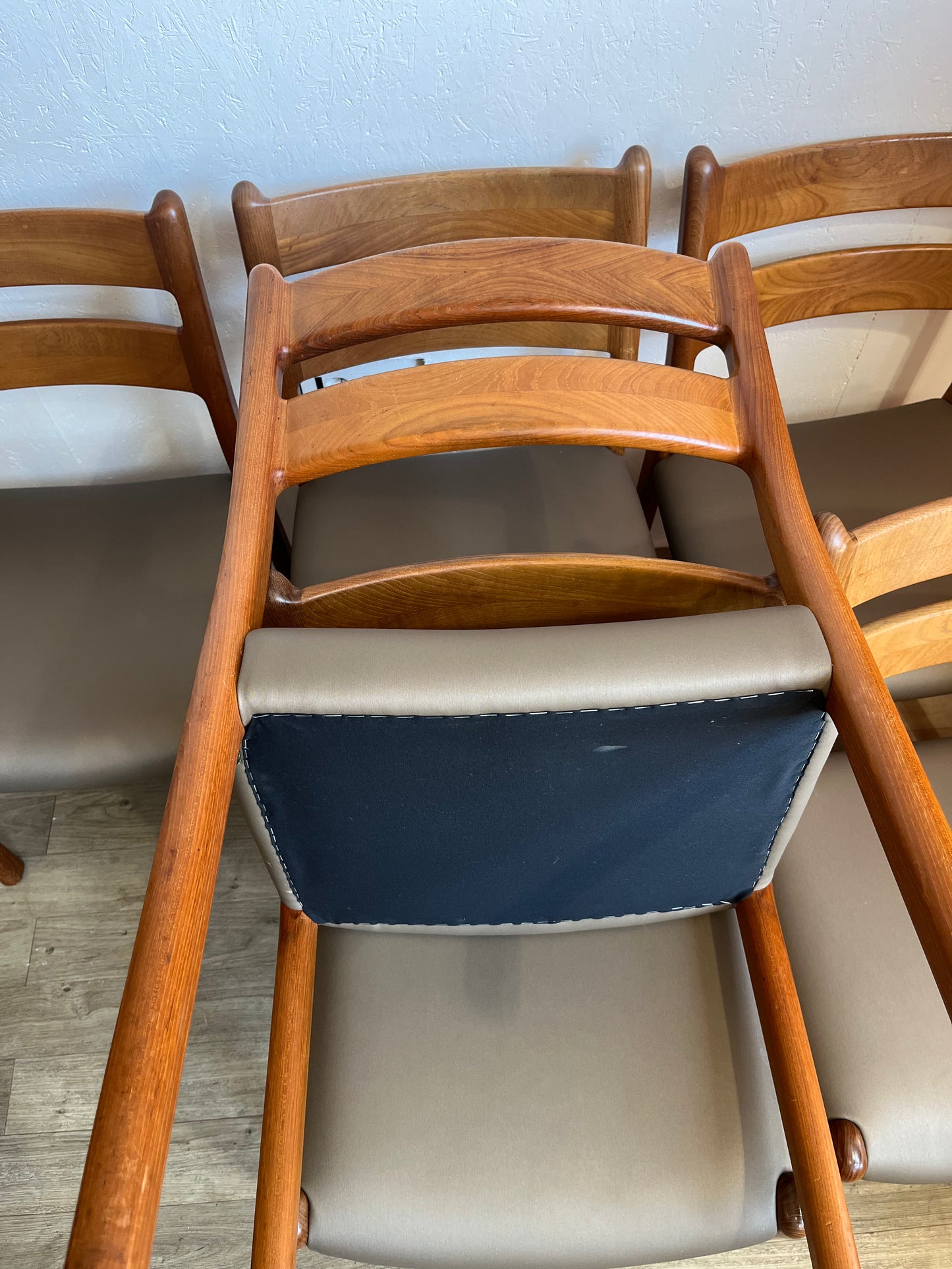 Chaises scandinaves en teck massif Niels Otto Moller 1960