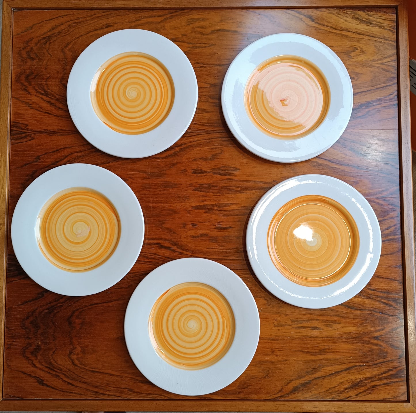 Assiettes italiennes motifs paintes a la main.