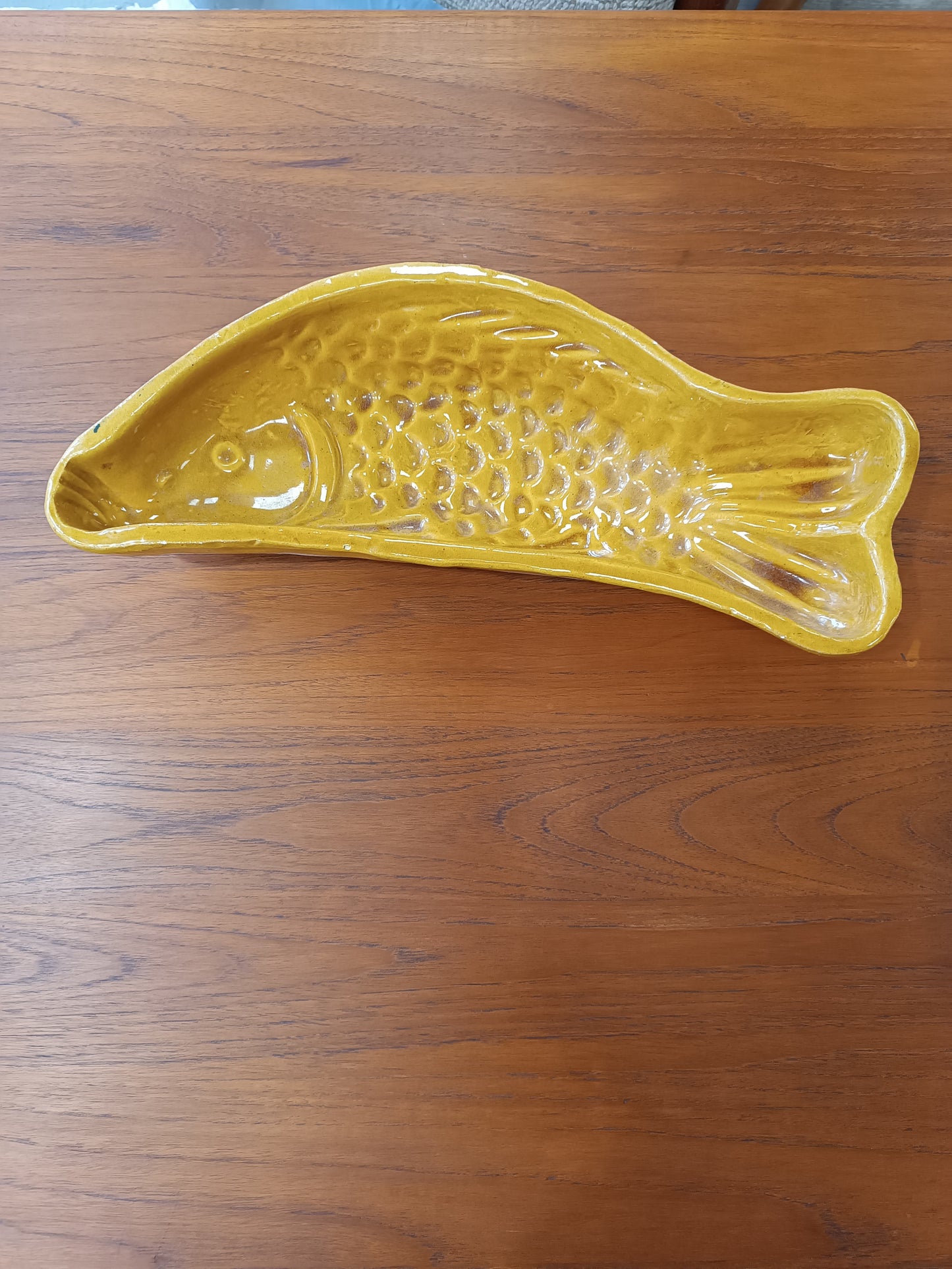 Plat en céramique barbotine en forme de poisson.
