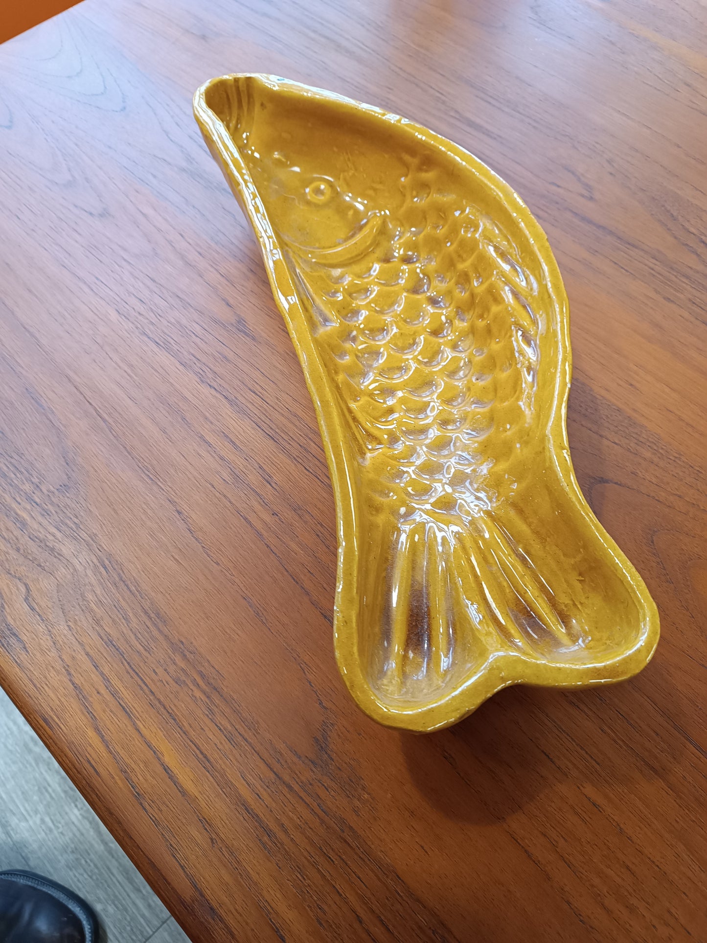 Plat en céramique barbotine en forme de poisson.