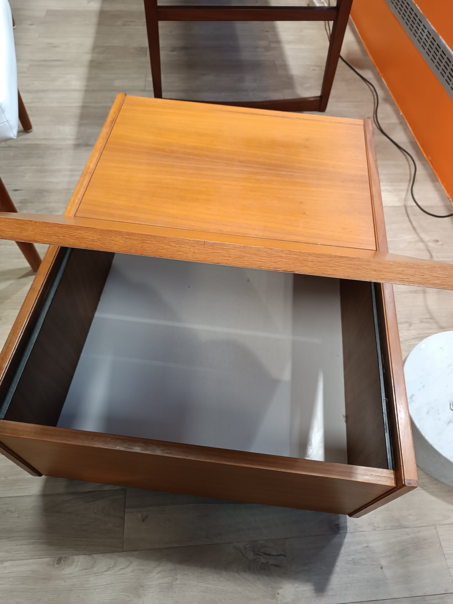 Table basse/coffre cocktail bar à roulettes scandinave