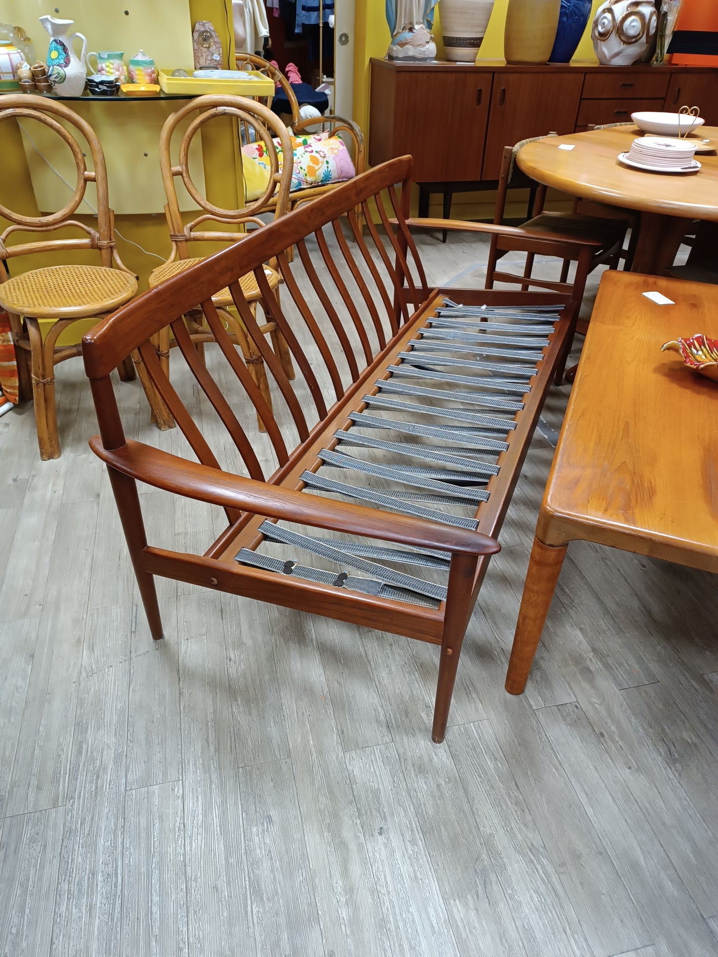 Sofa trois places en teck massif de Grete Jalk
