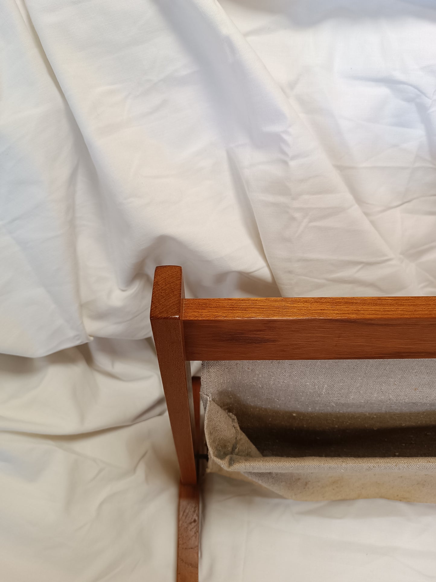 Porte revues scandinave en teck et toile de jute