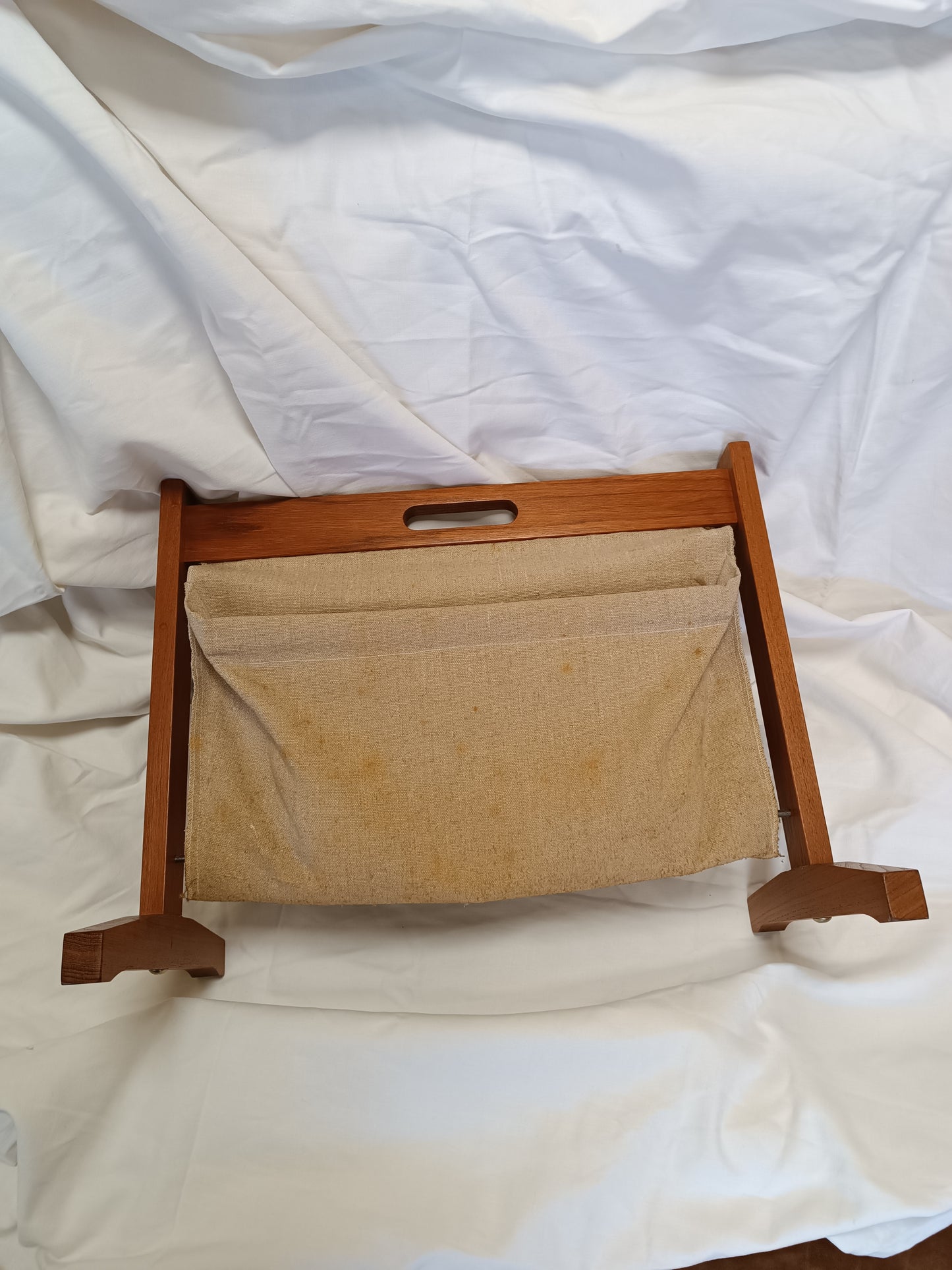 Porte revues scandinave en teck et toile de jute