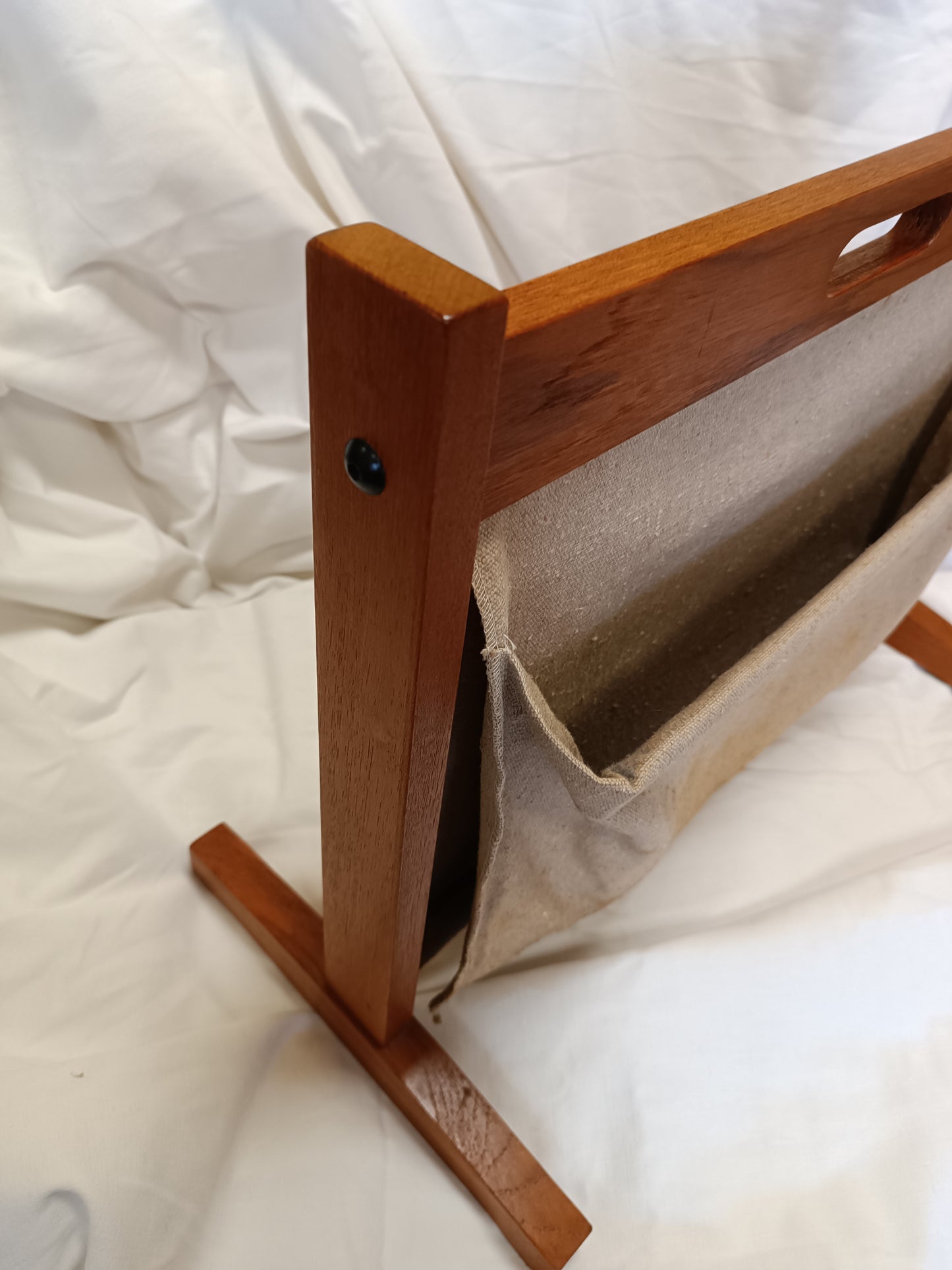 Porte revues scandinave en teck et toile de jute