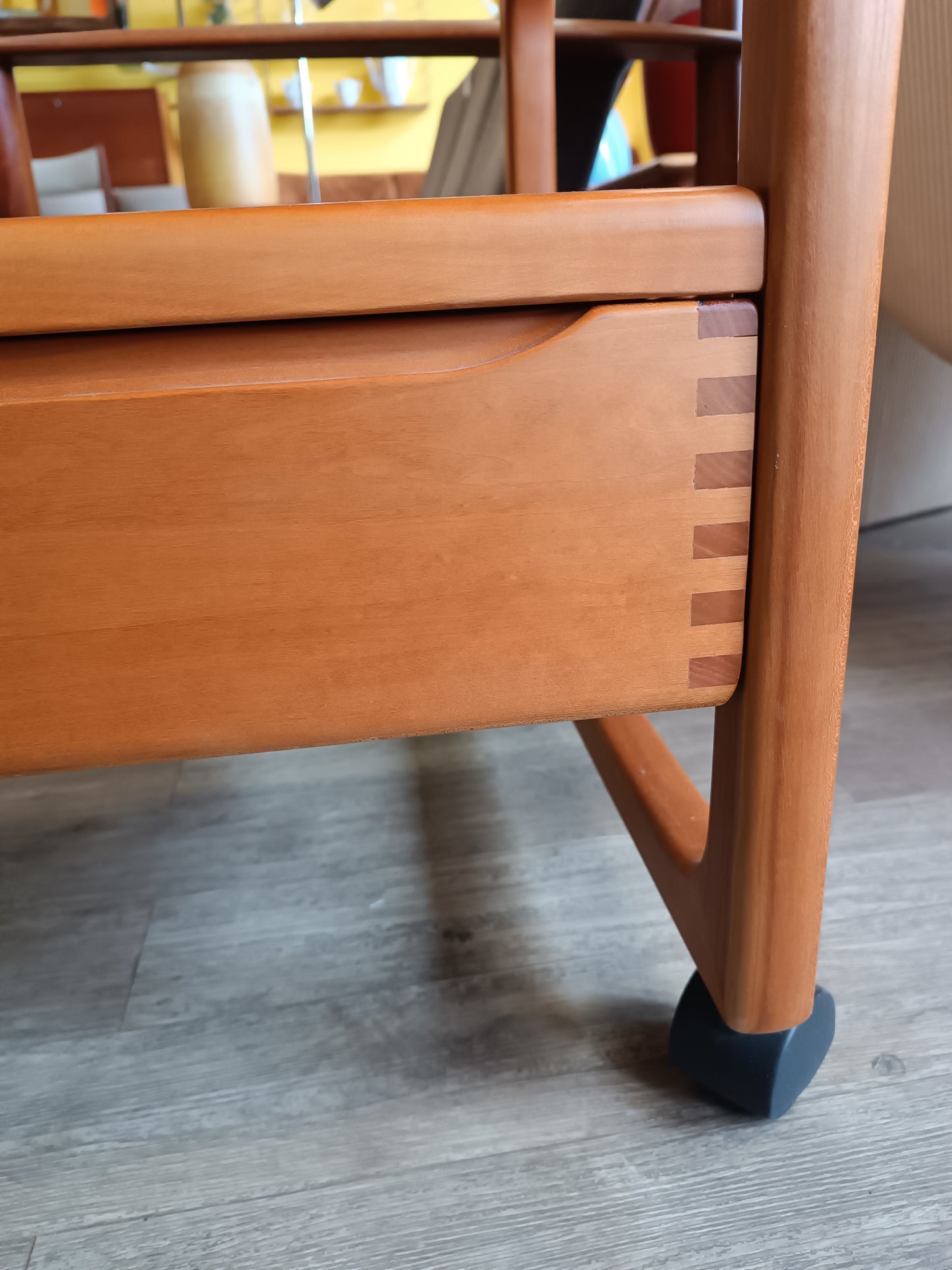Desserte scandinave à roulettes en teck massif