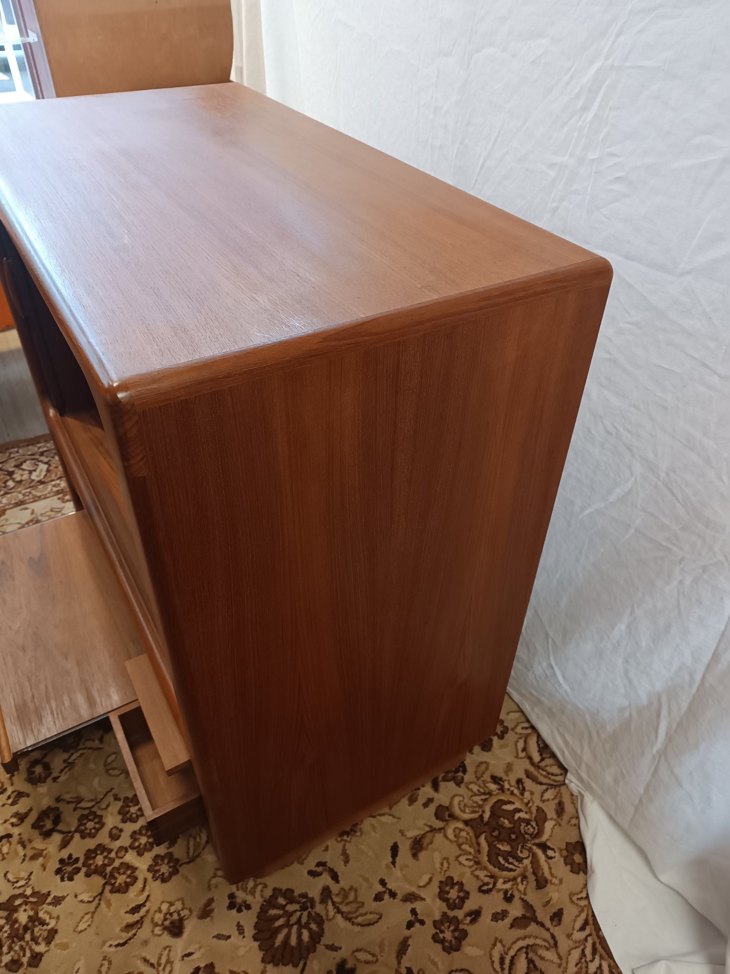 Commode scandinave à portes coulissantes en teck massif