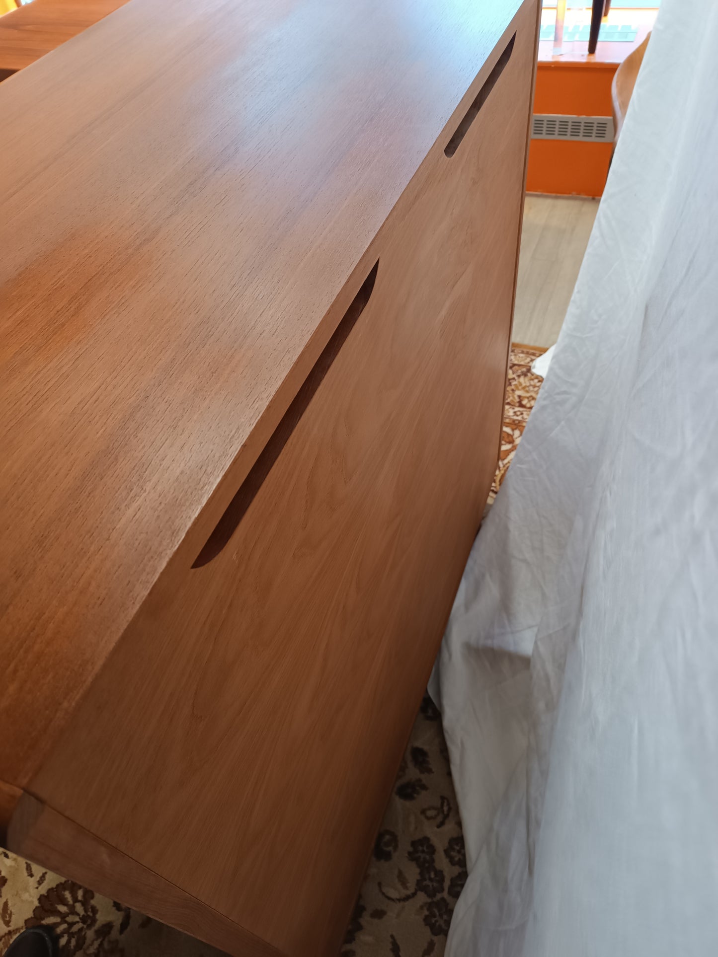 Commode scandinave à portes coulissantes en teck massif