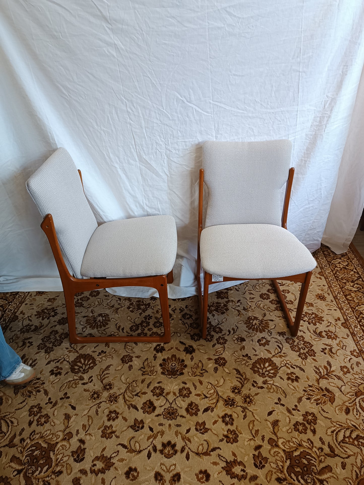 Paire de chaises scandinaves en teck massif et tissu