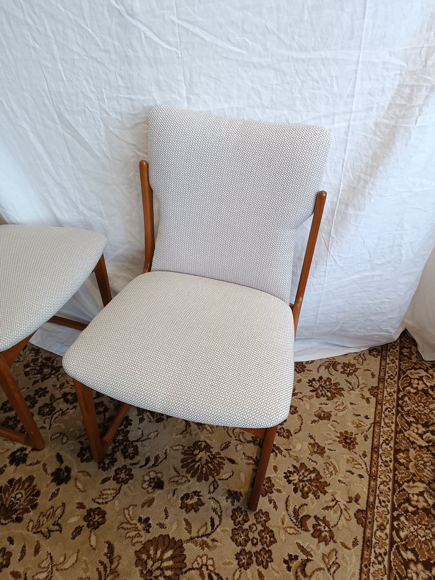 Paire de chaises scandinaves en teck massif et tissu