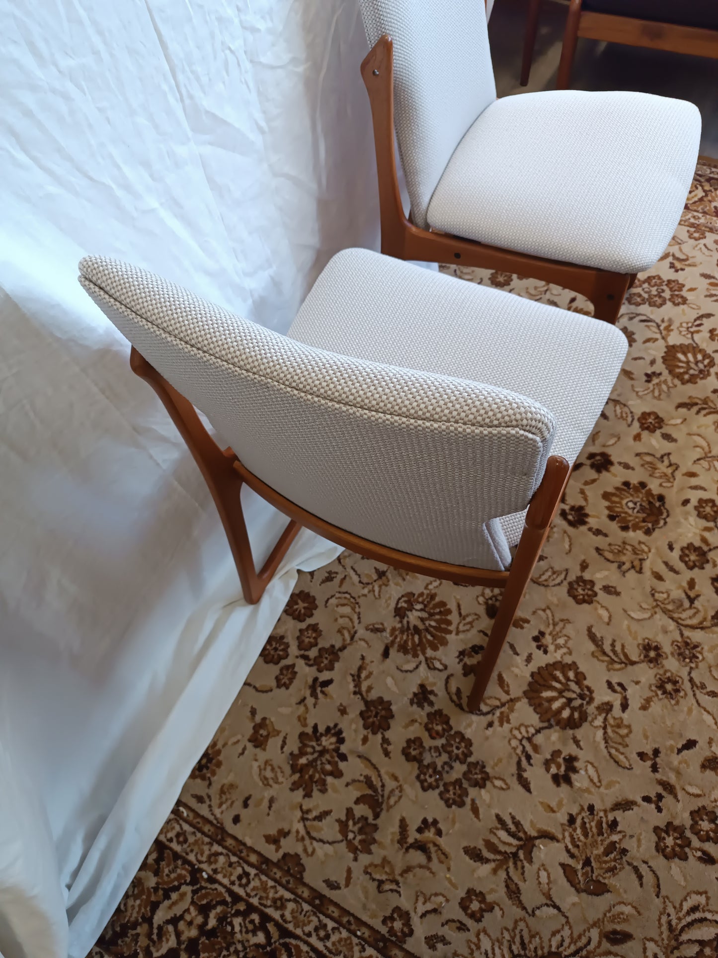 Paire de chaises scandinaves en teck massif et tissu