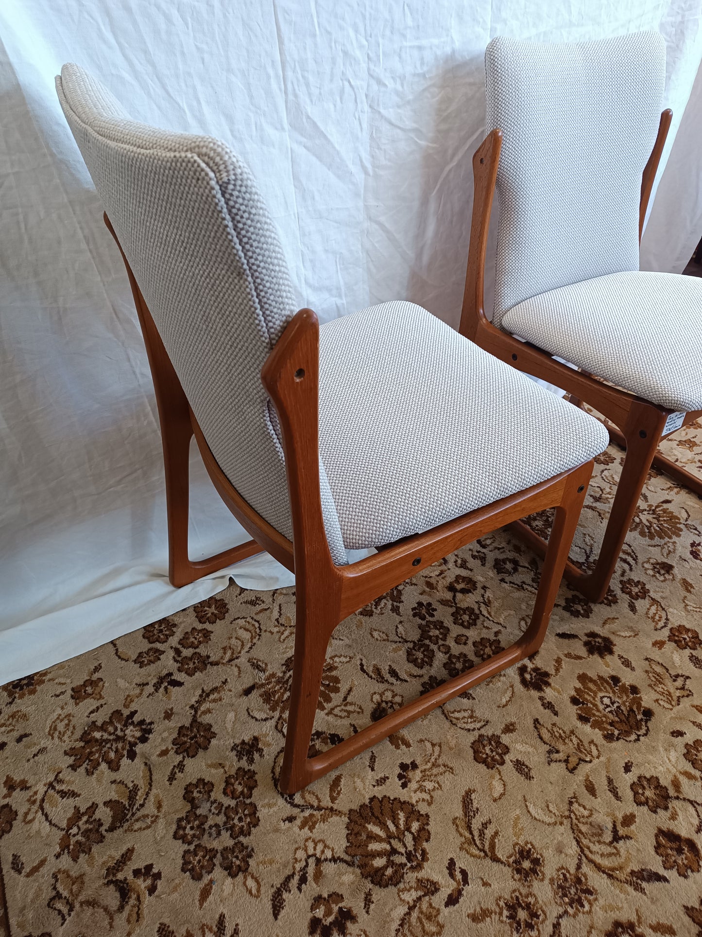 Paire de chaises scandinaves en teck massif et tissu