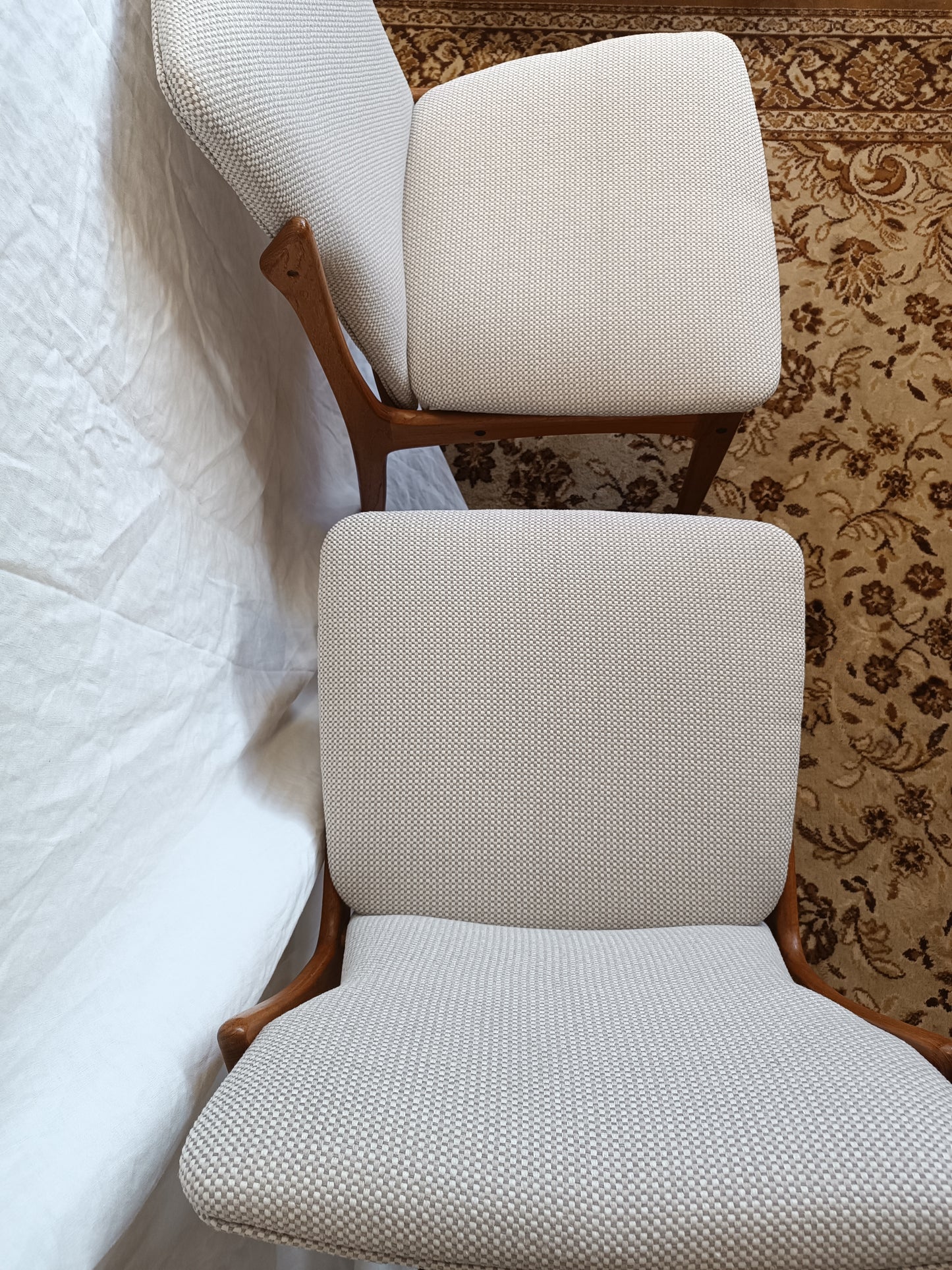 Paire de chaises scandinaves en teck massif et tissu