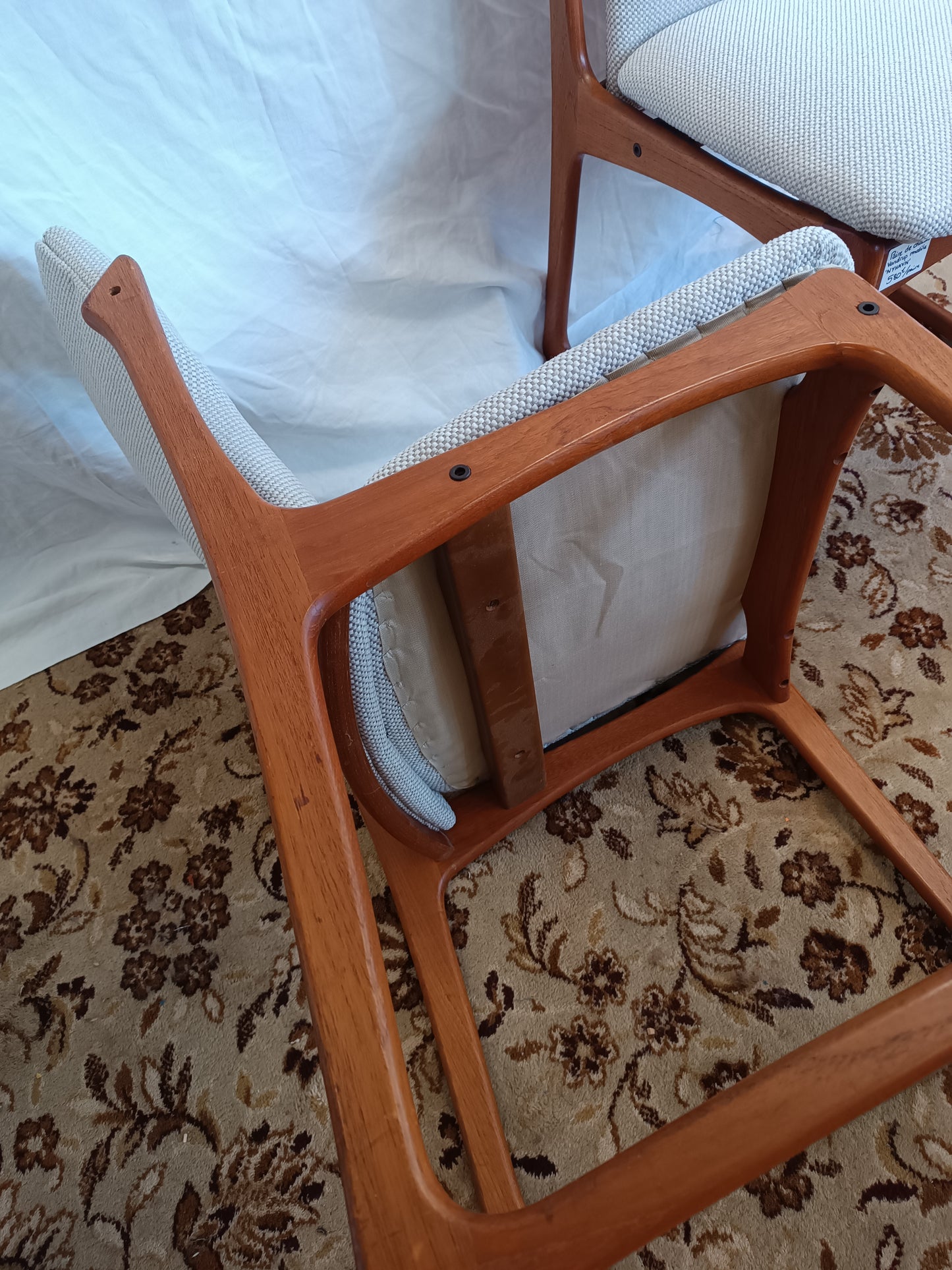 Paire de chaises scandinaves en teck massif et tissu