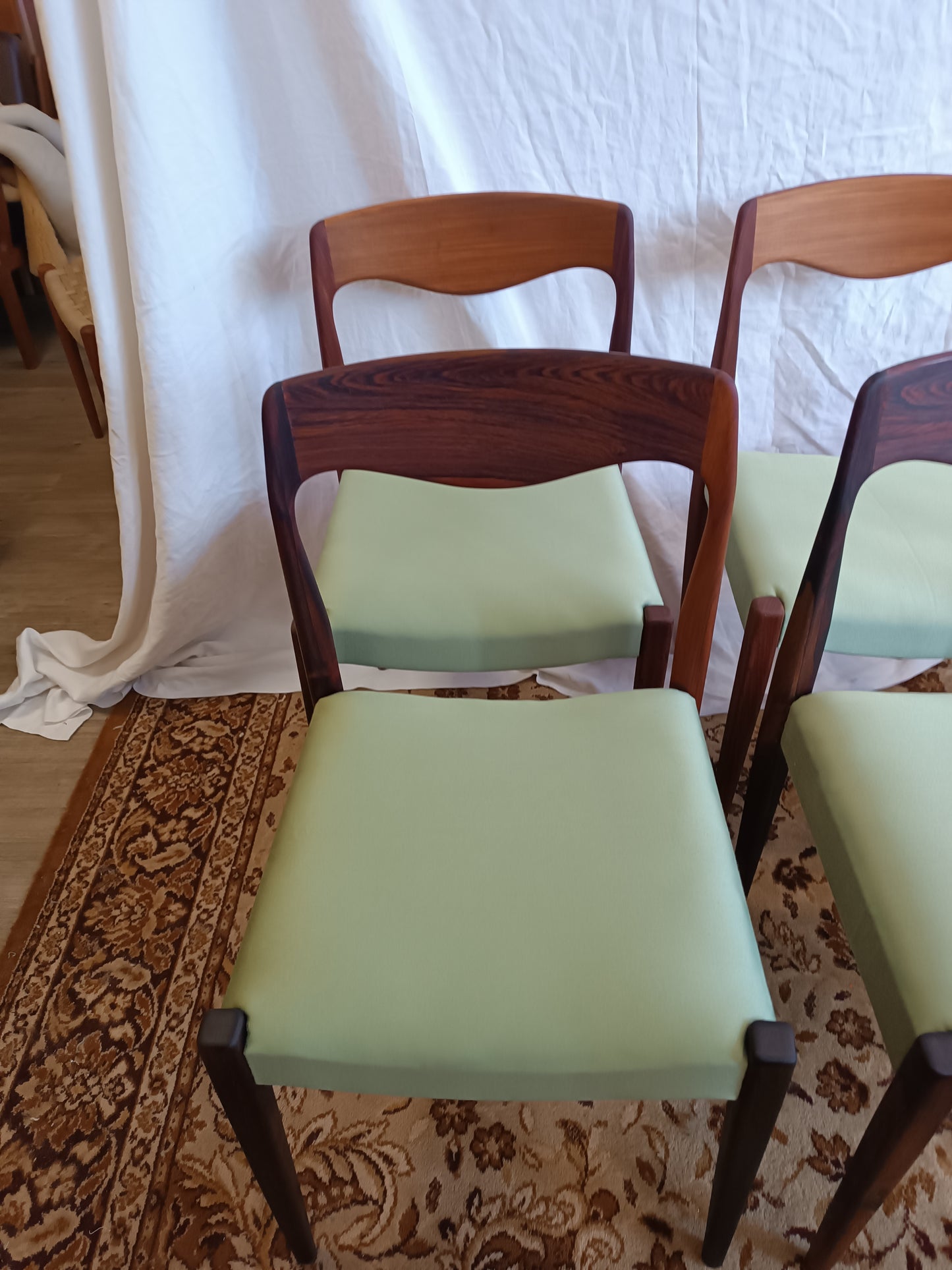Lot de six chaises scandinaves en teck et palissandre tissu vert années 60's