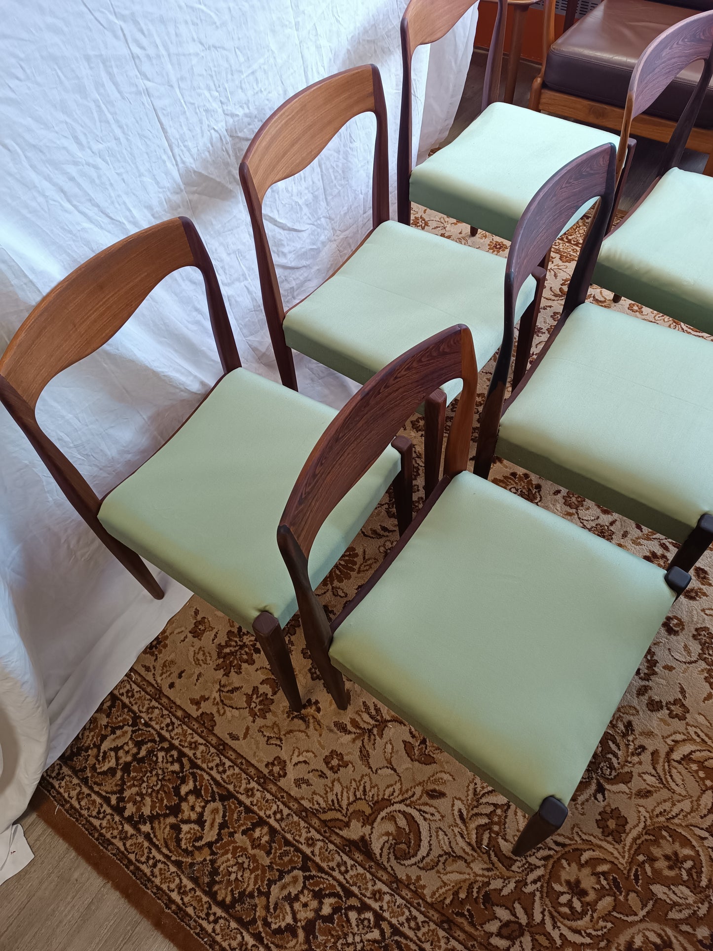 Lot de six chaises scandinaves en teck et palissandre tissu vert années 60's