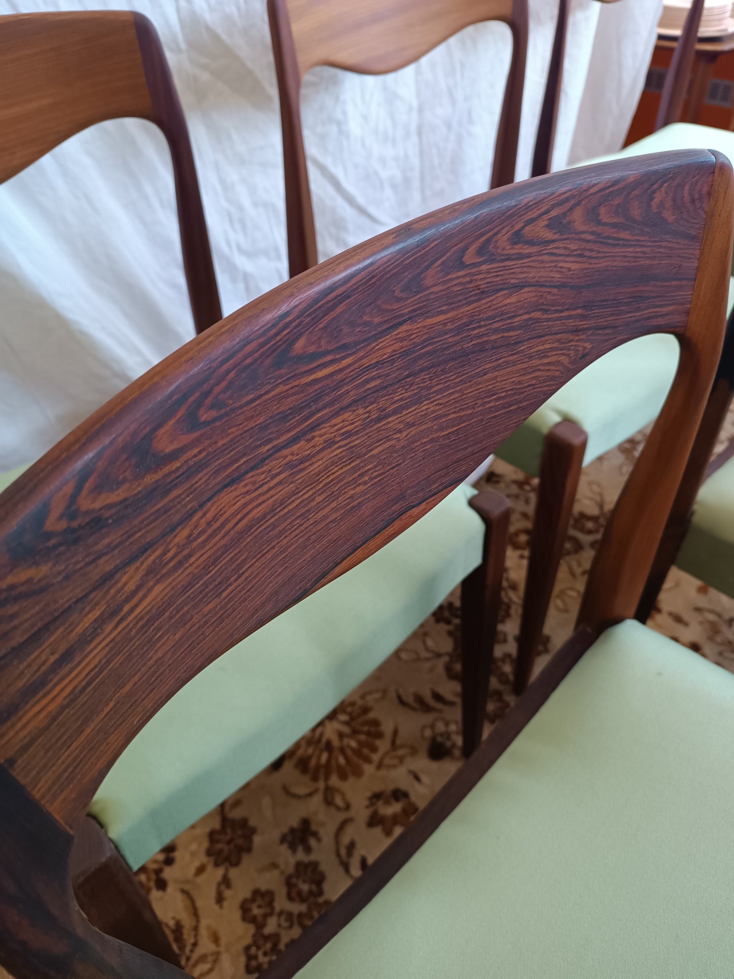Lot de six chaises scandinaves en teck et palissandre tissu vert années 60's