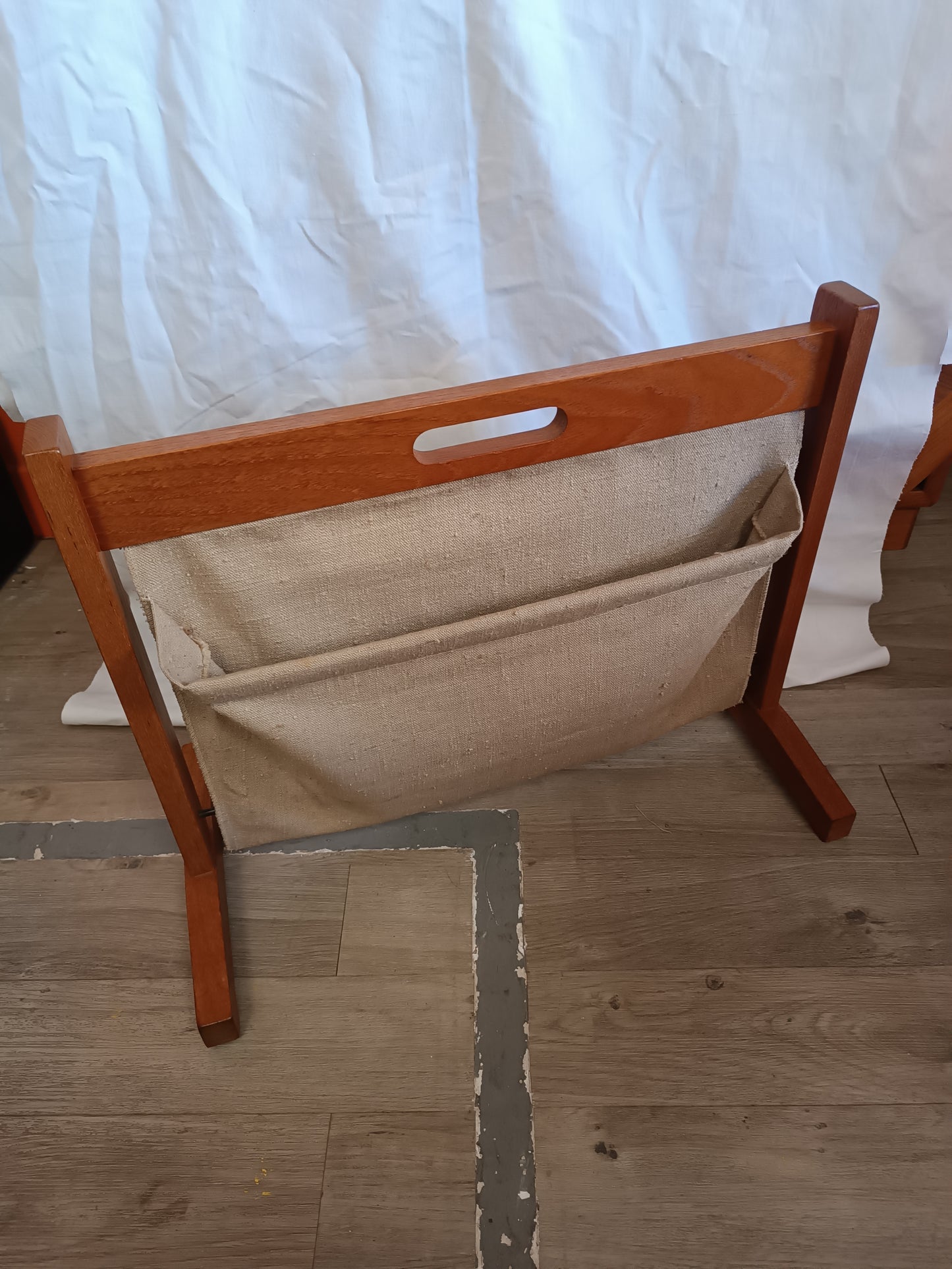 Porte revues scandinave en teck massif