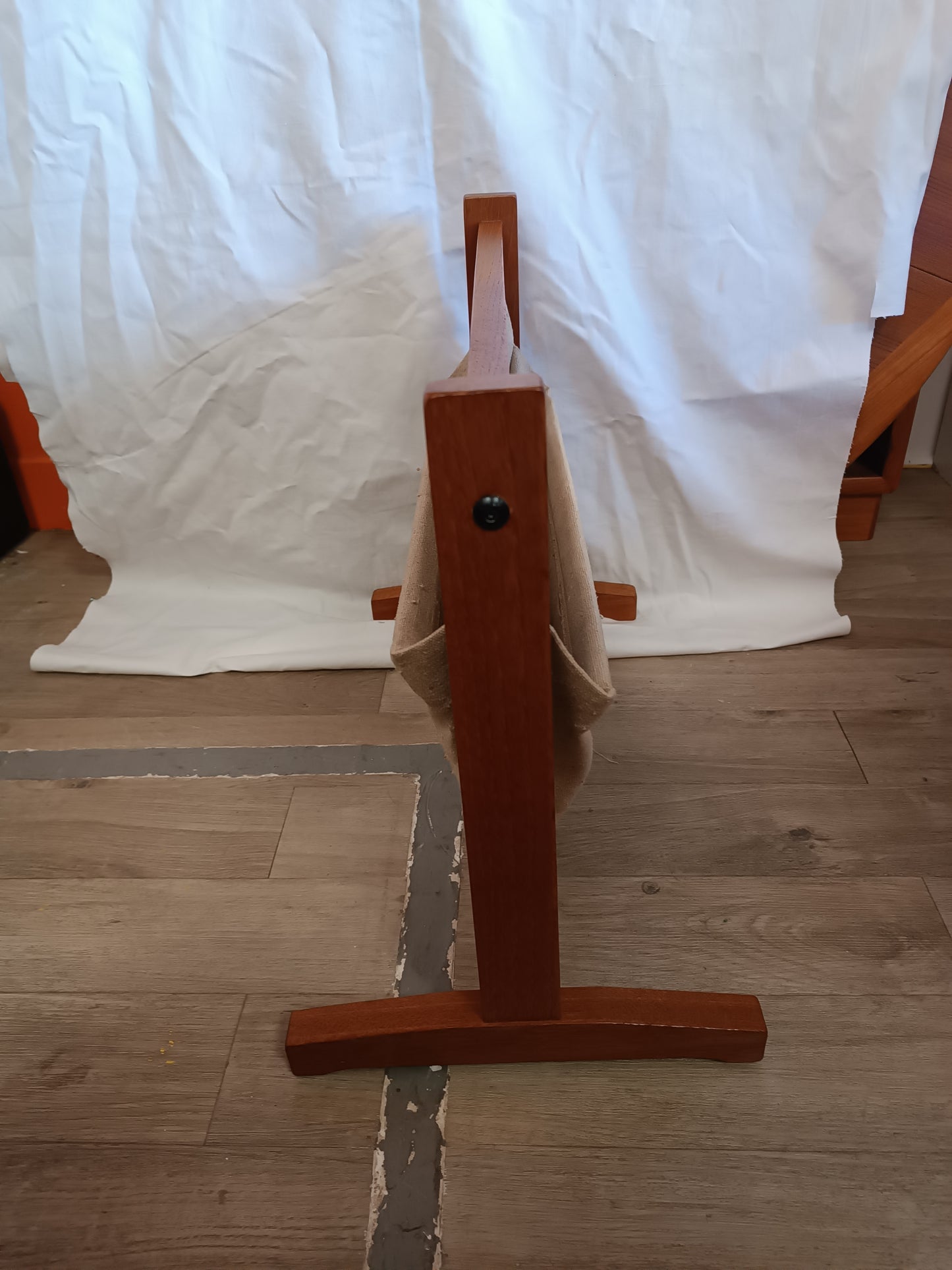 Porte revues scandinave en teck massif