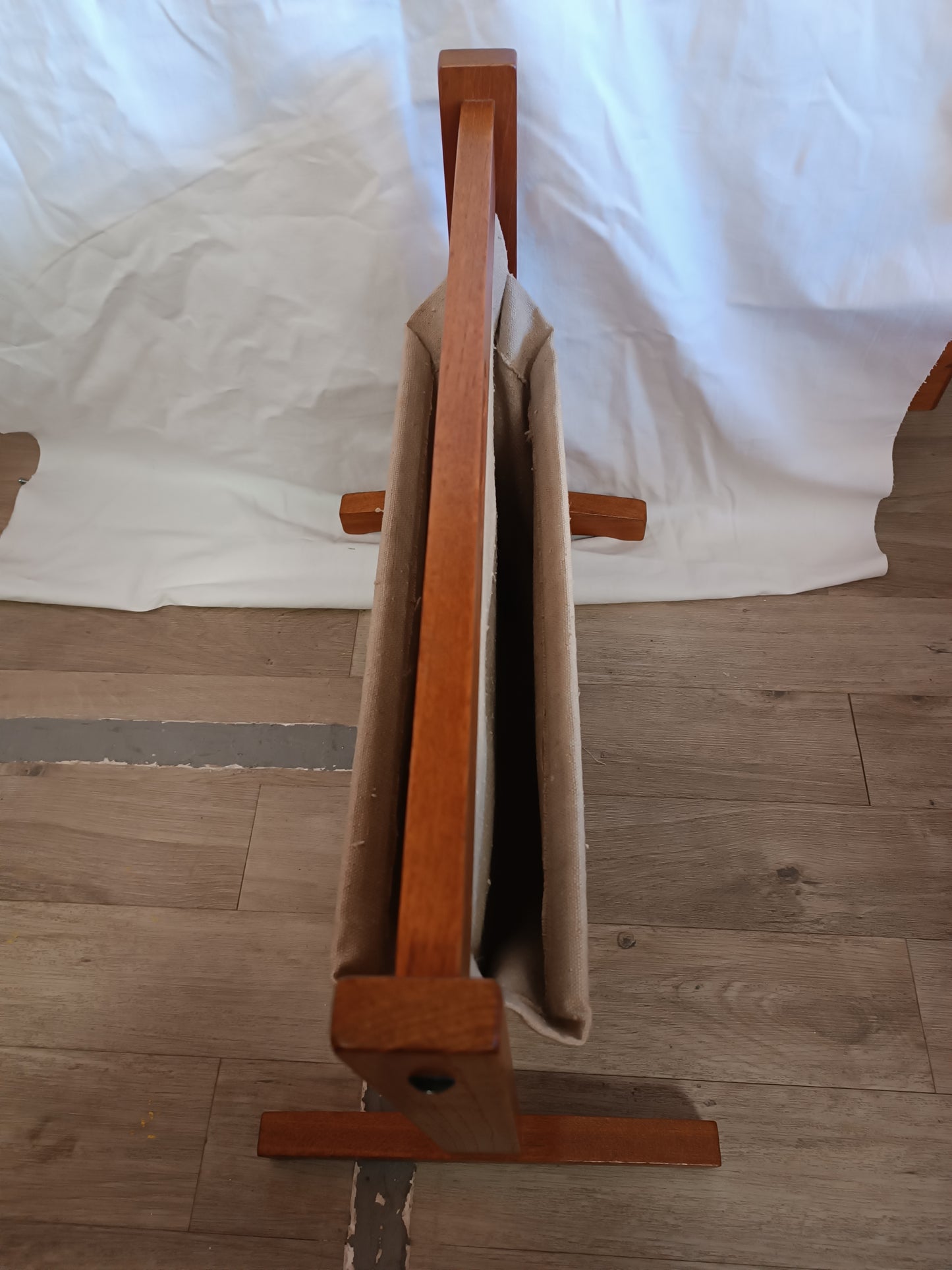 Porte revues scandinave en teck massif