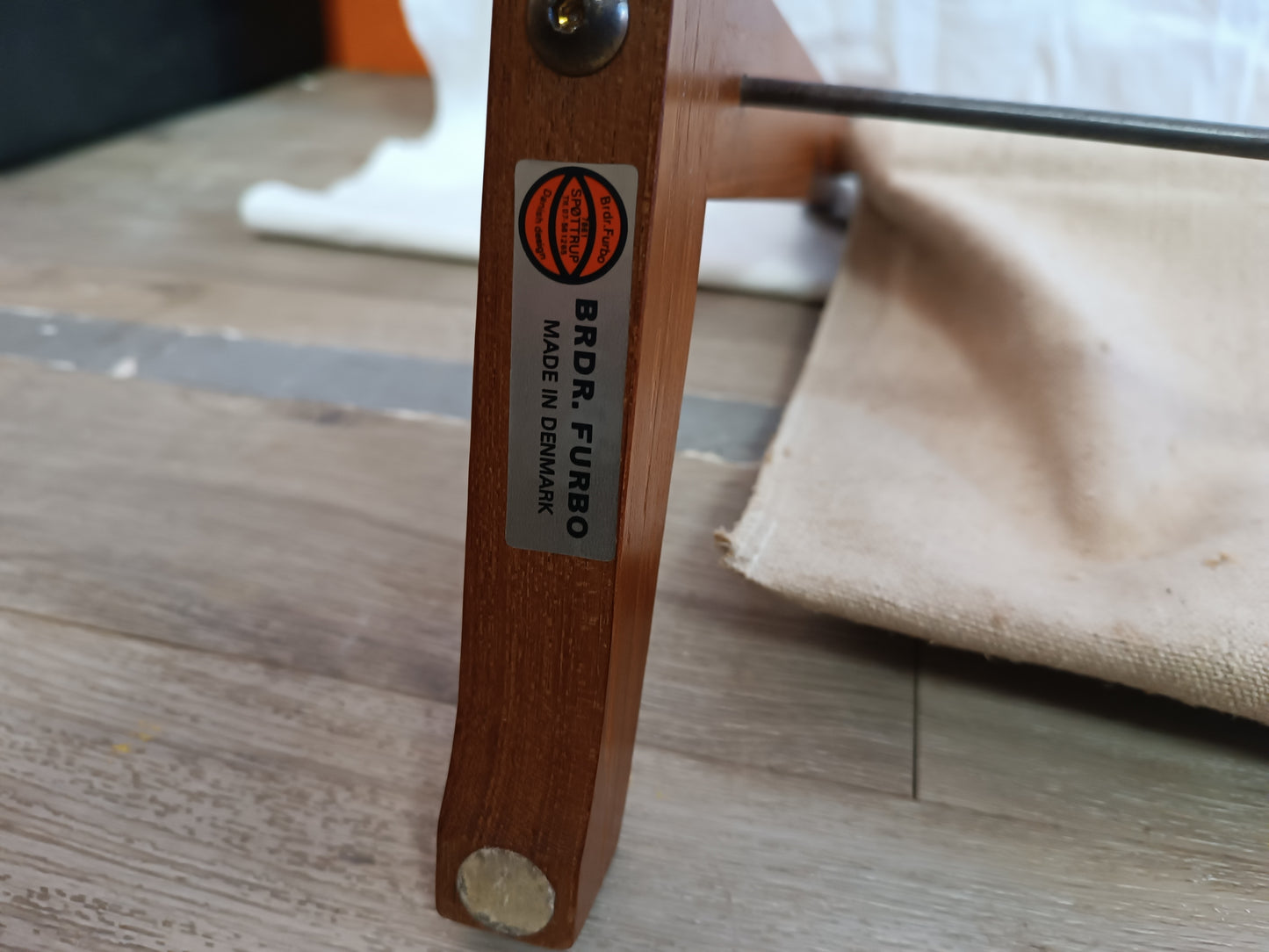Porte revues scandinave en teck massif