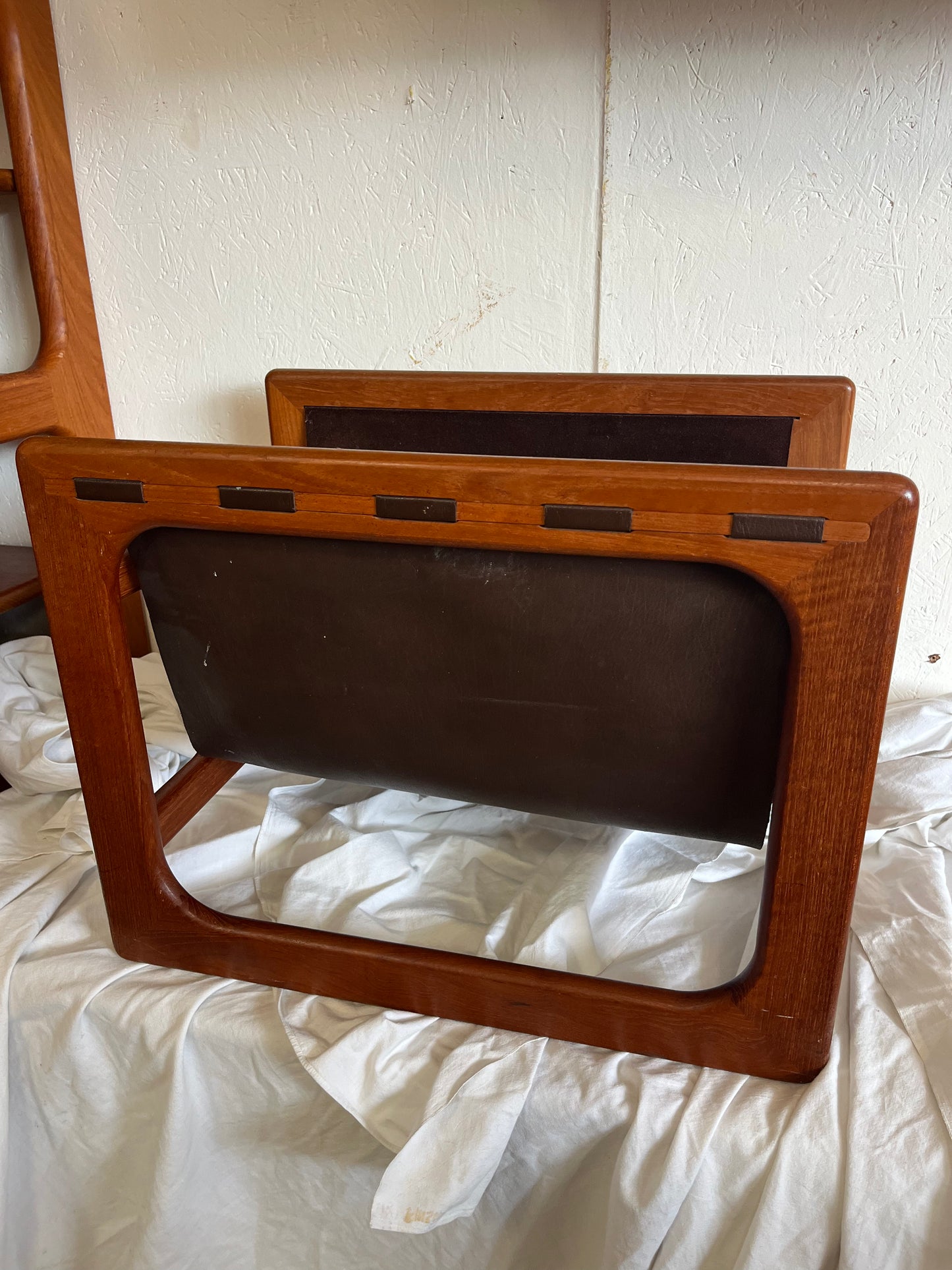 Porte revues scandinave en teck massif 1960