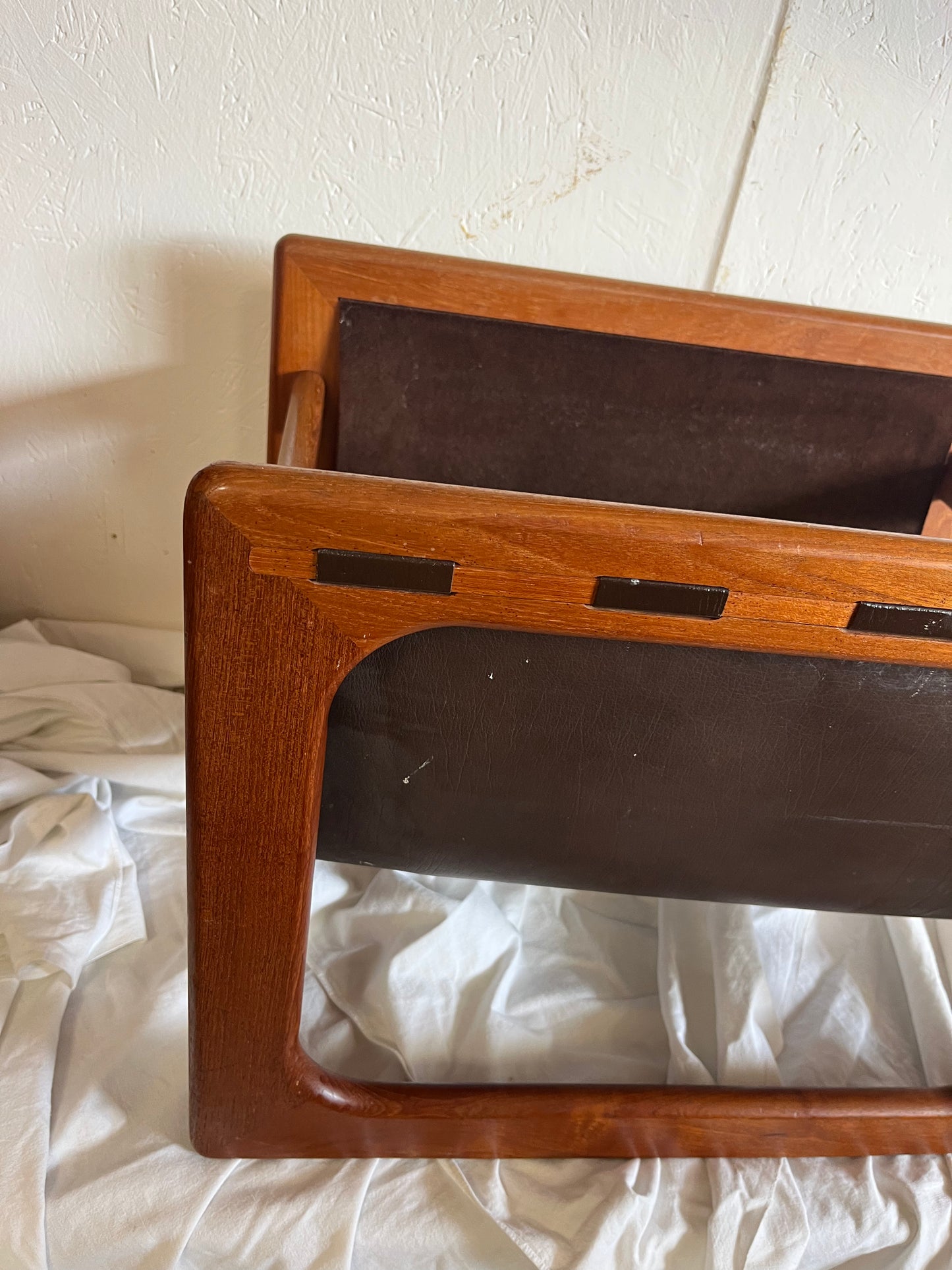 Porte revues scandinave en teck massif 1960