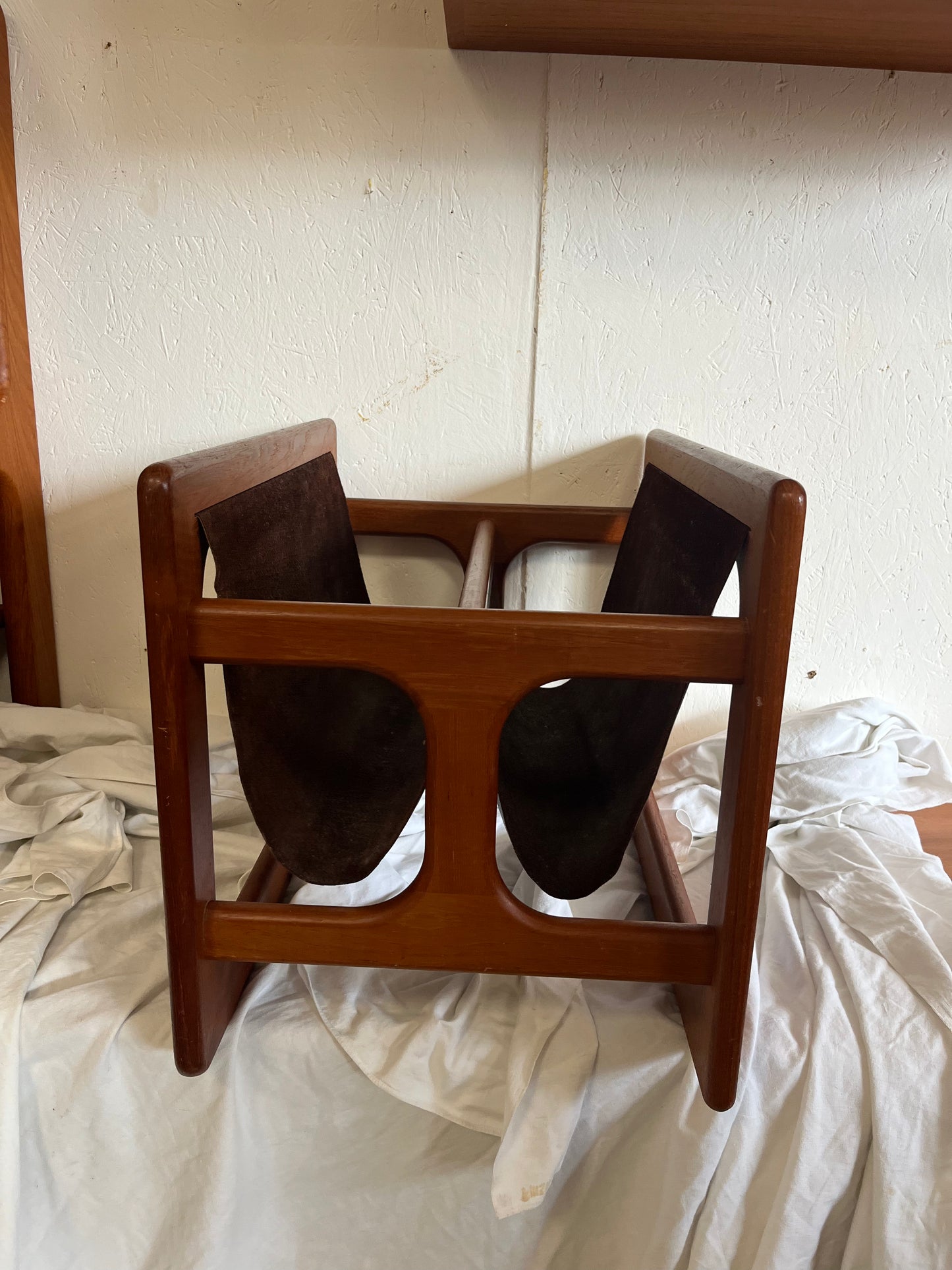Porte revues scandinave en teck massif 1960