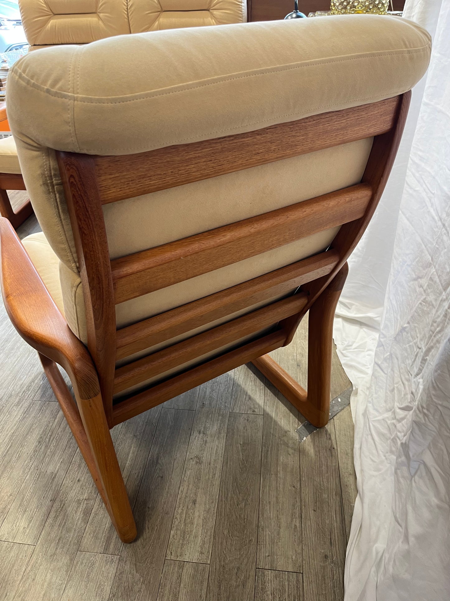 Fauteuil scandinave en teck massif et Daim 1970