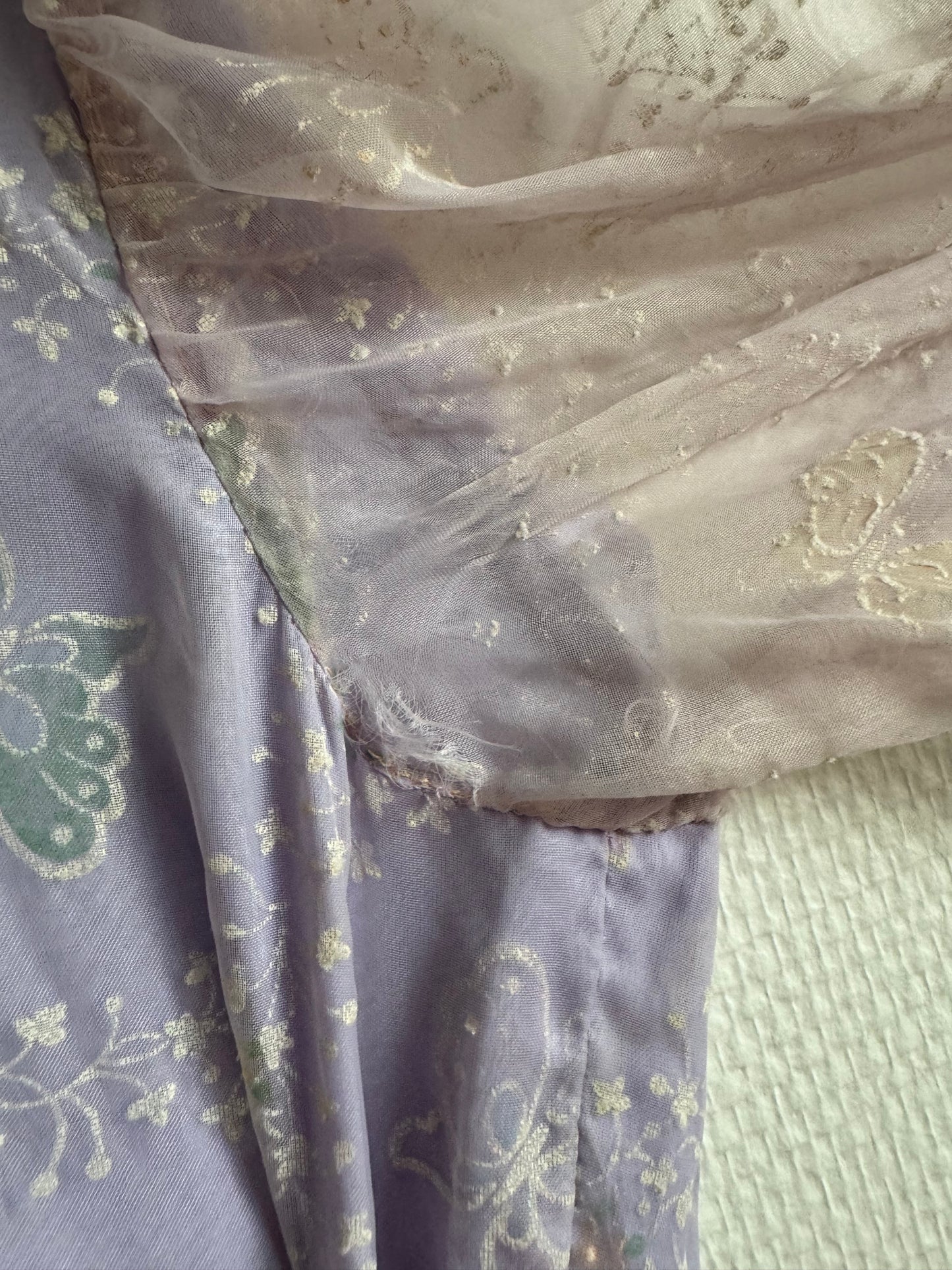 Robe brodée violette