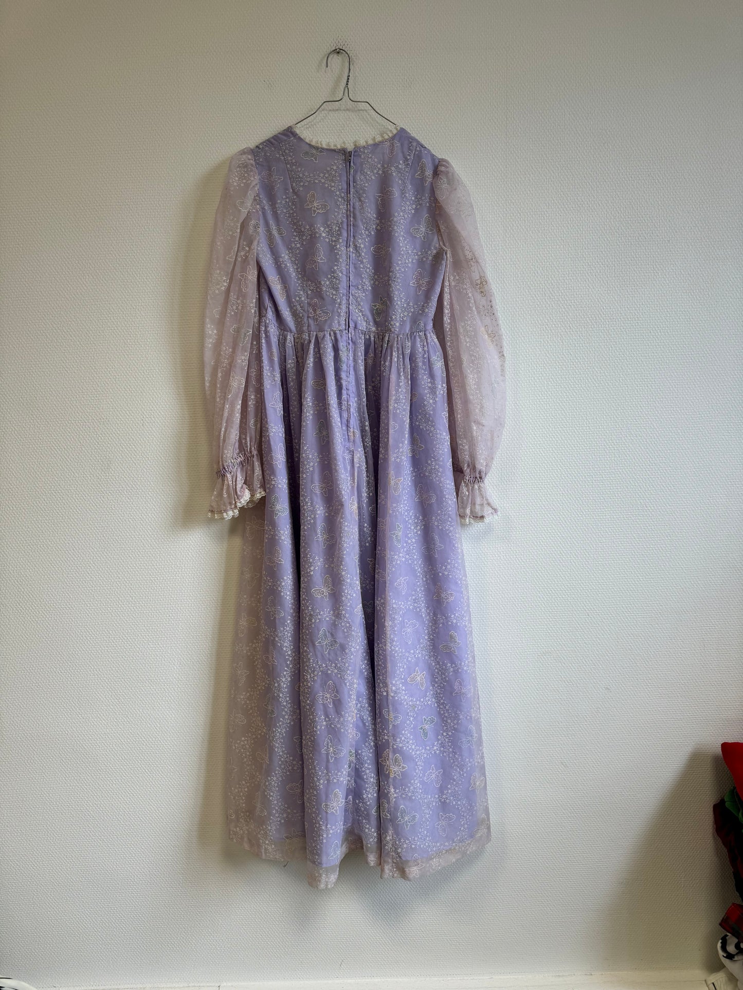 Robe brodée violette