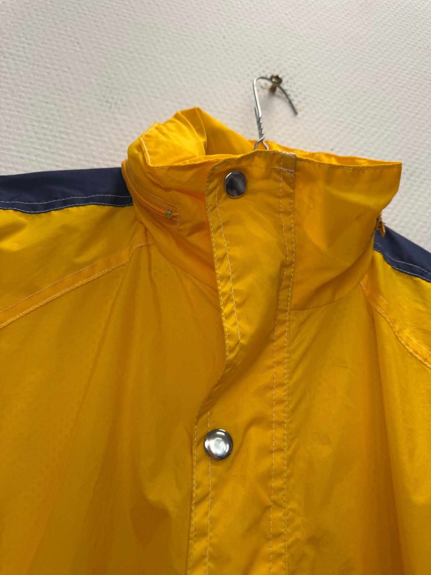 Coupe vent jaune