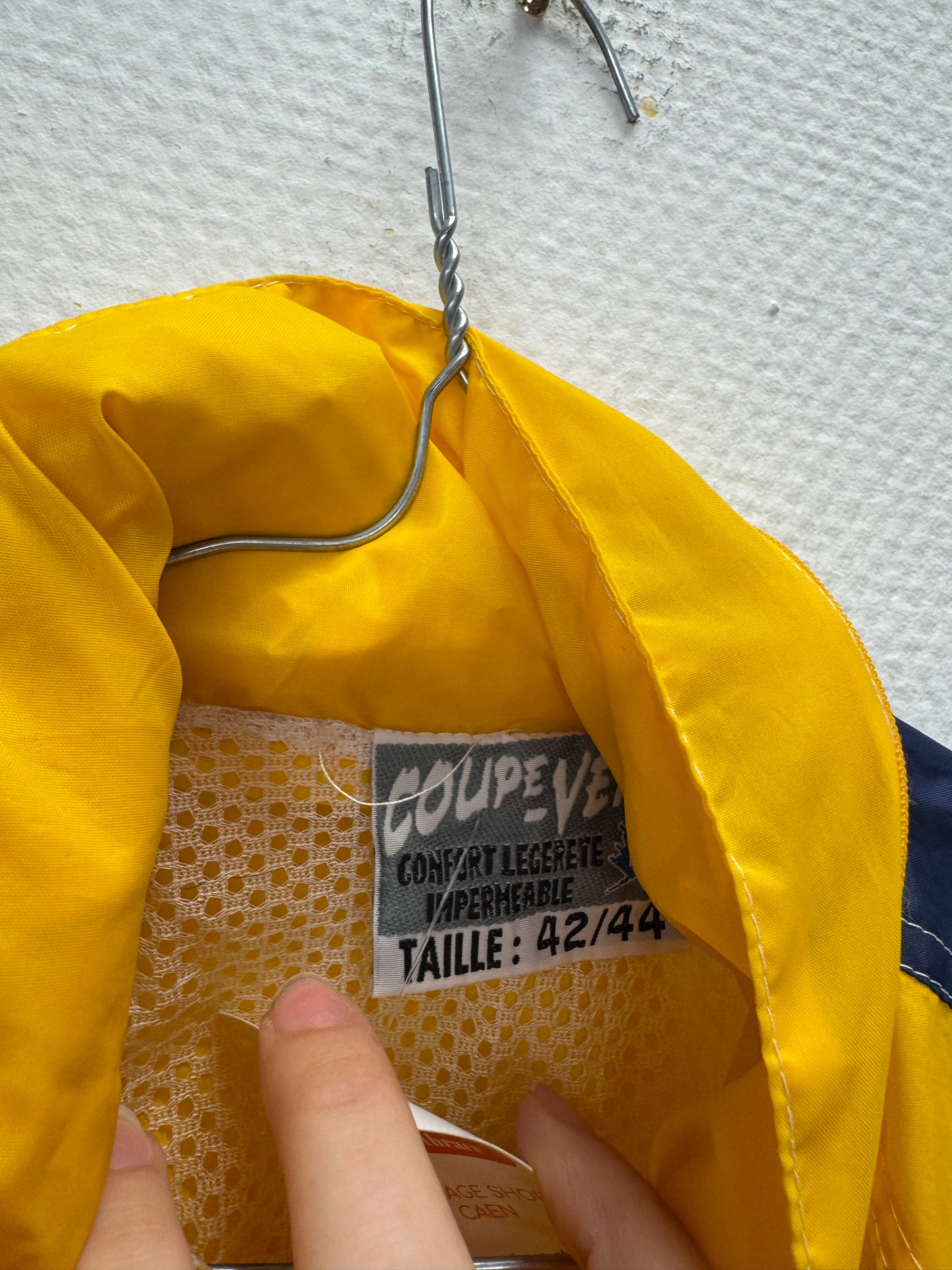Coupe vent jaune