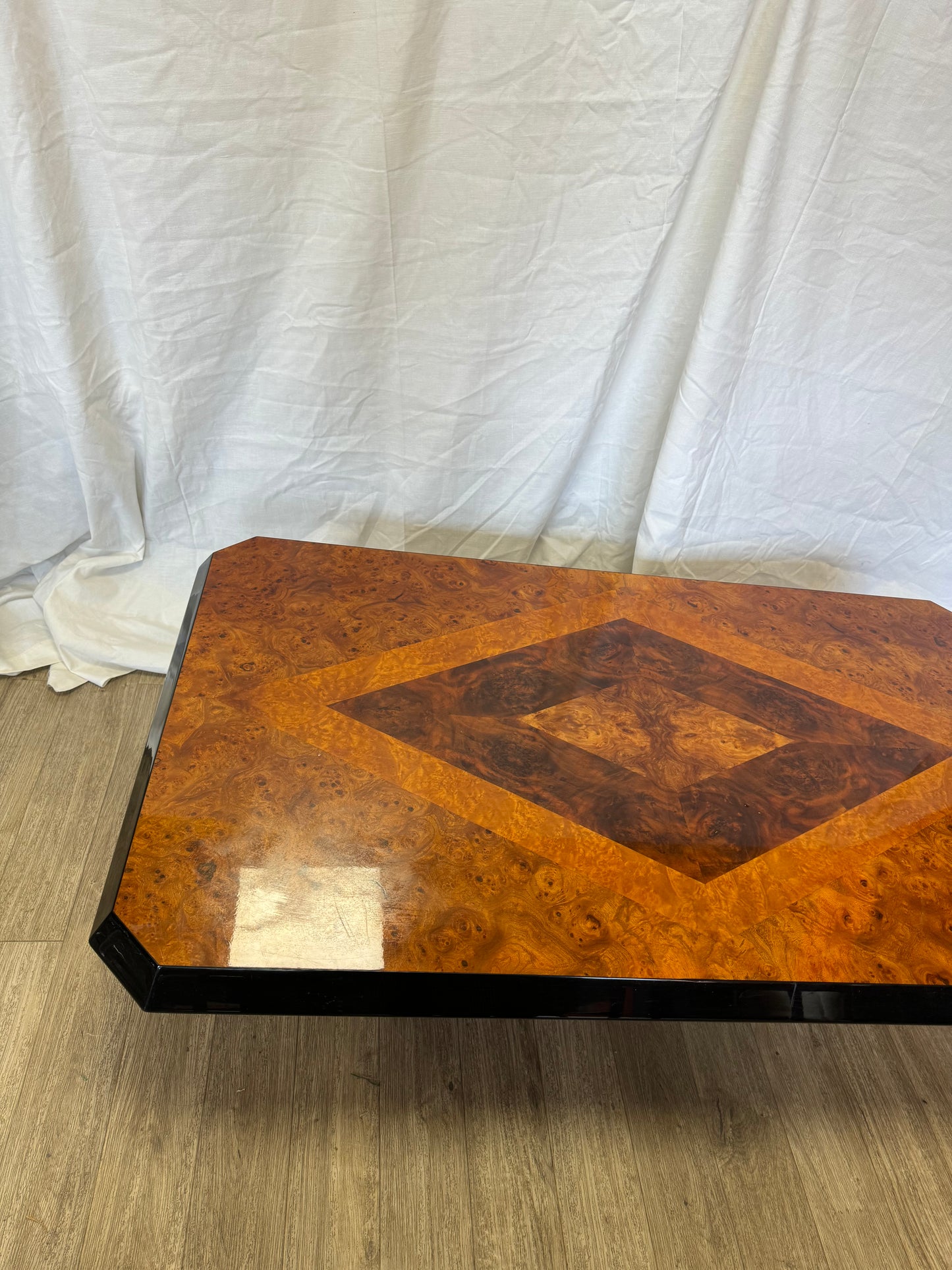 Table basse en loupe d'orme