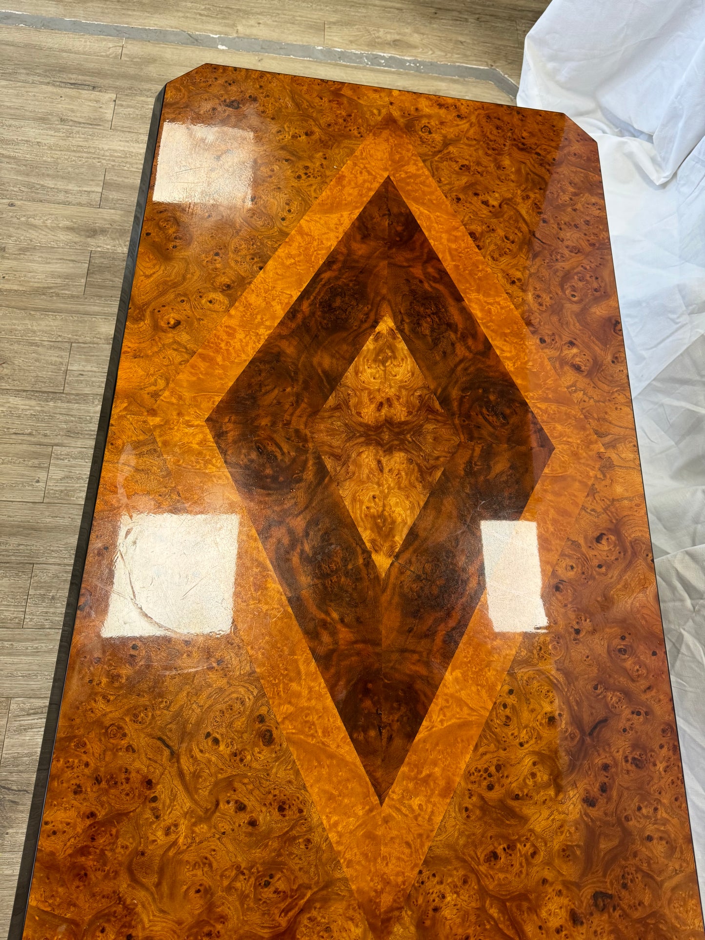 Table basse en loupe d'orme