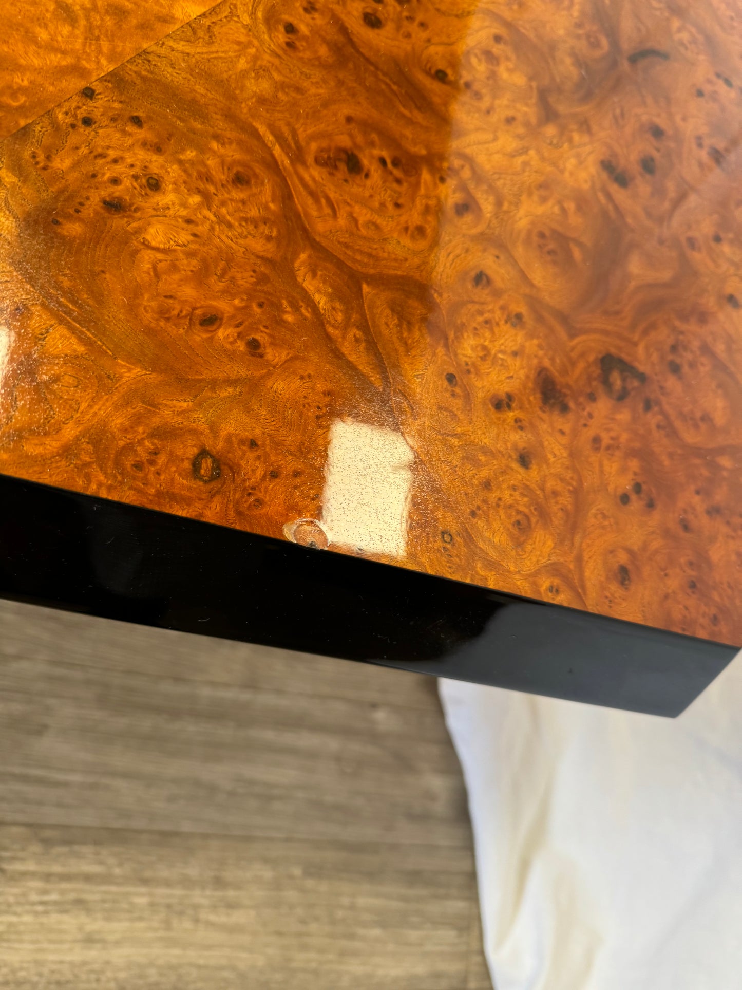 Table basse en loupe d'orme