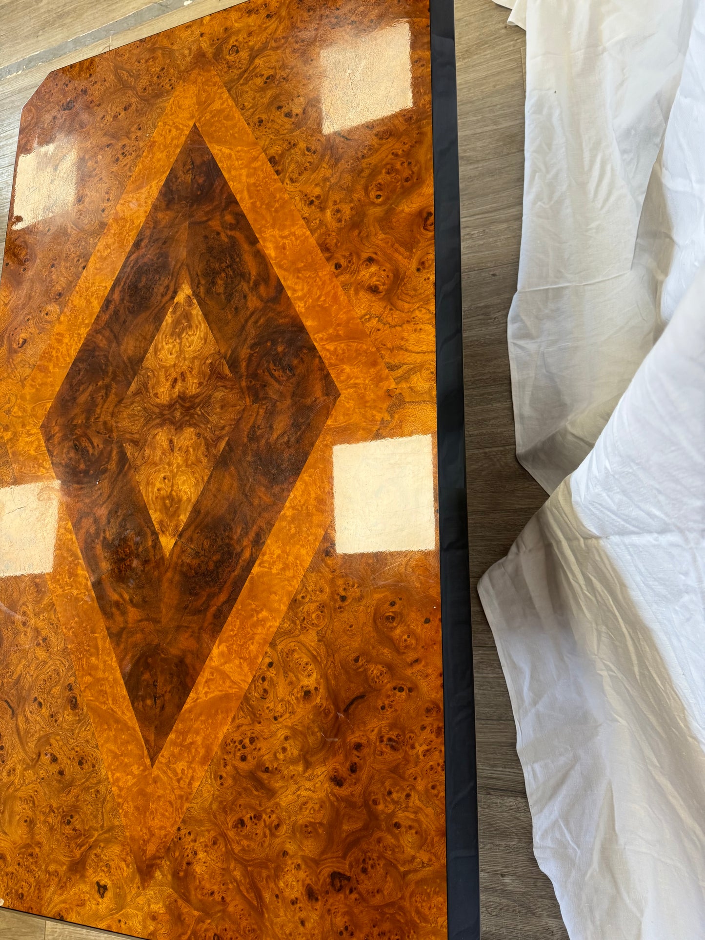 Table basse en loupe d'orme