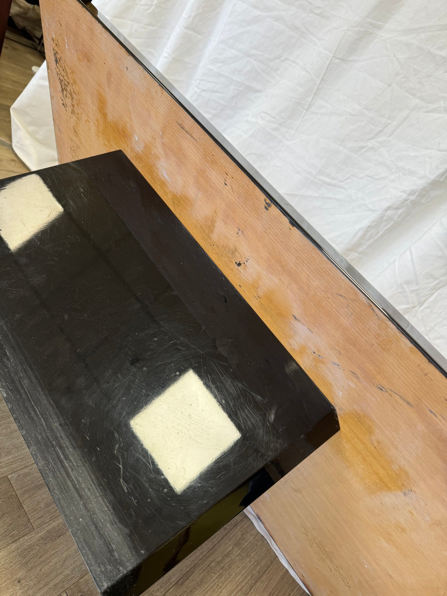 Table basse en loupe d'orme