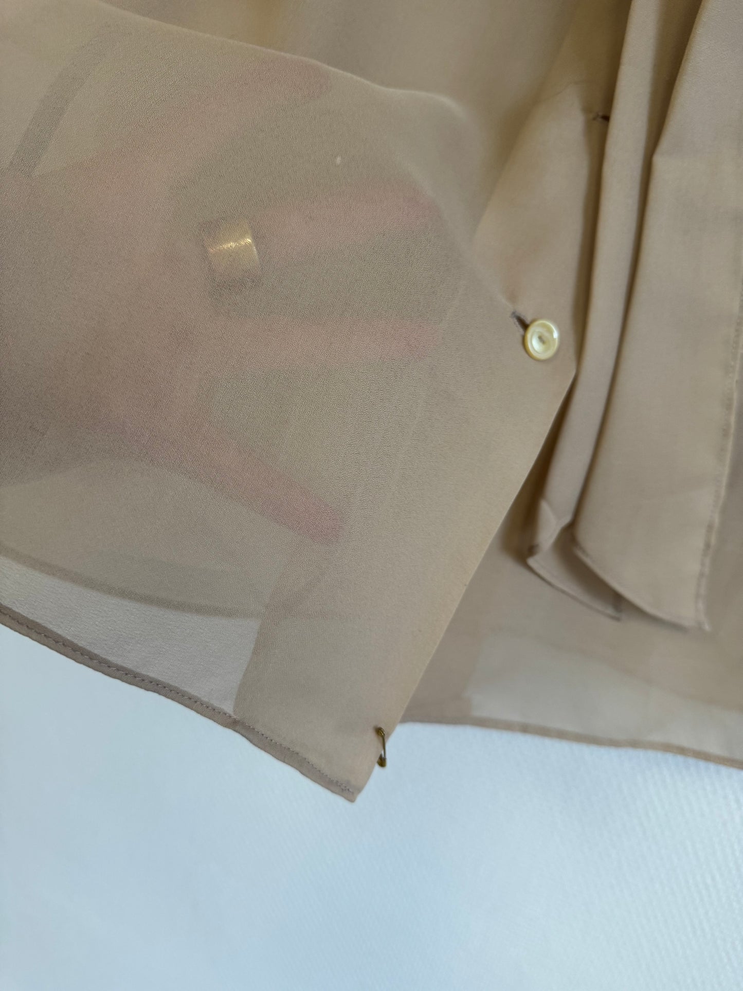 Chemise beige transparente