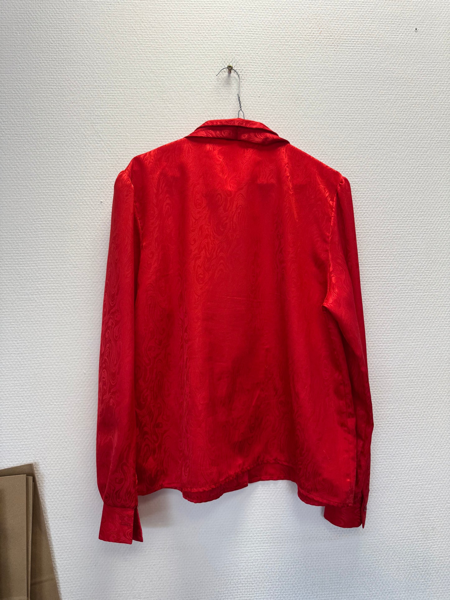 Chemise rouge à motifs
