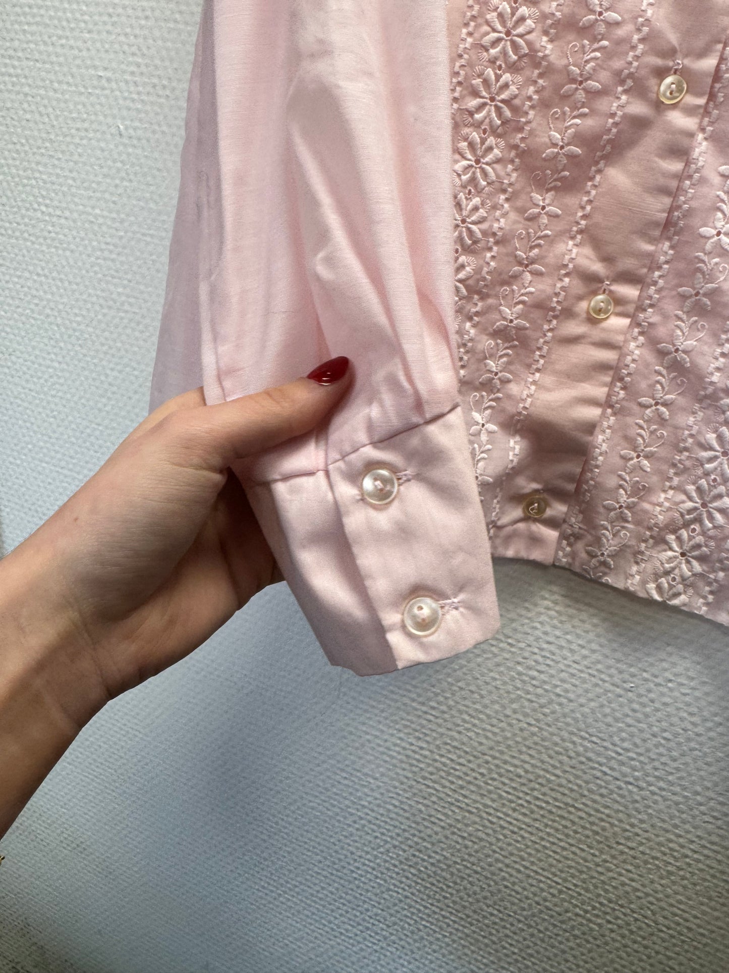 Chemise brodée rose