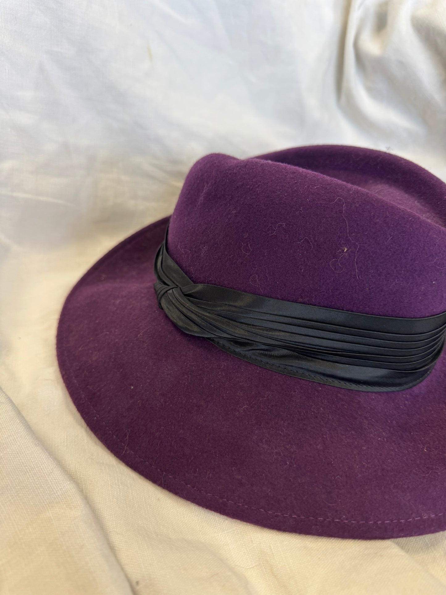 Chapeau en laine violet