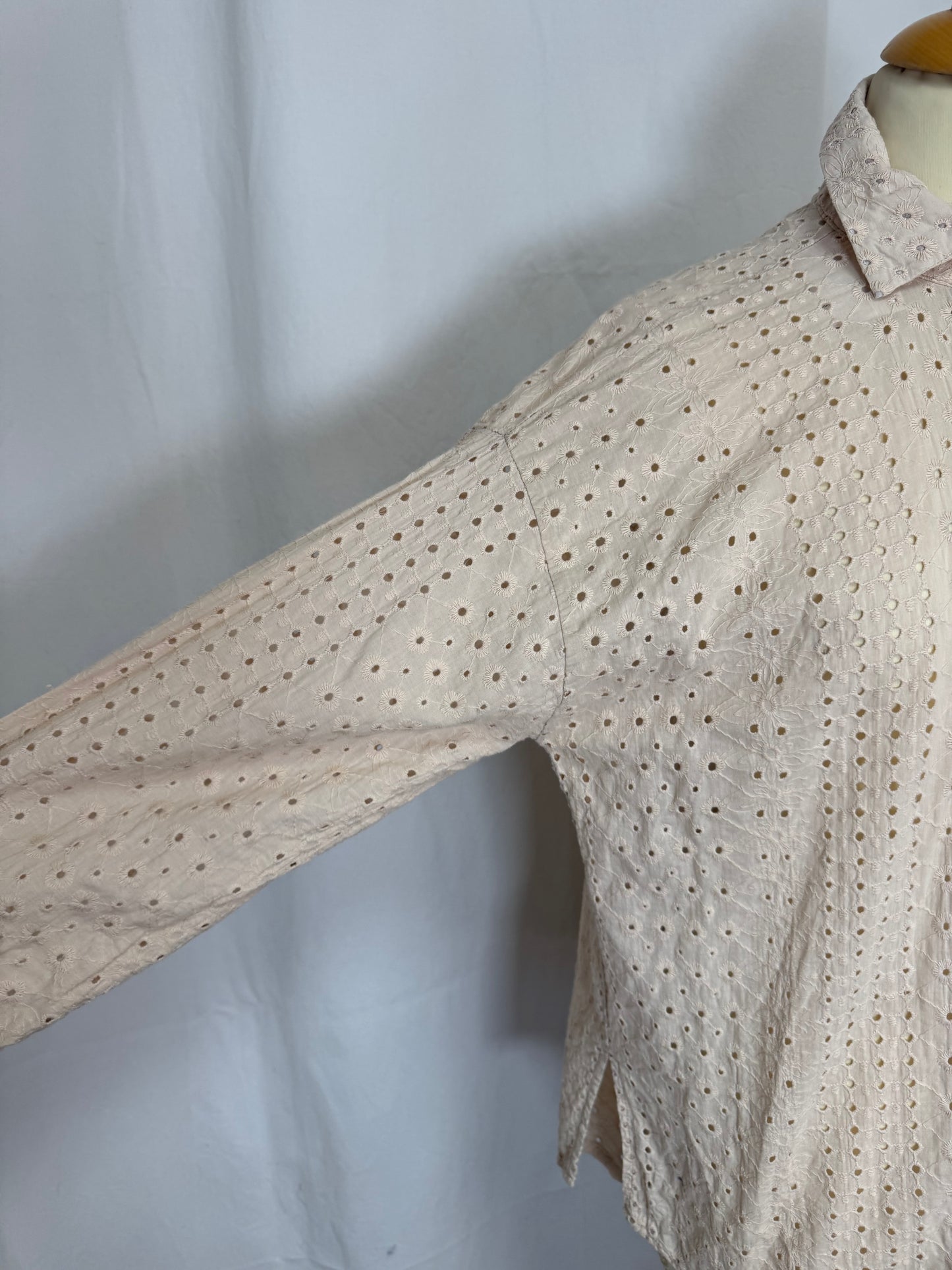 Chemise beige ajourée