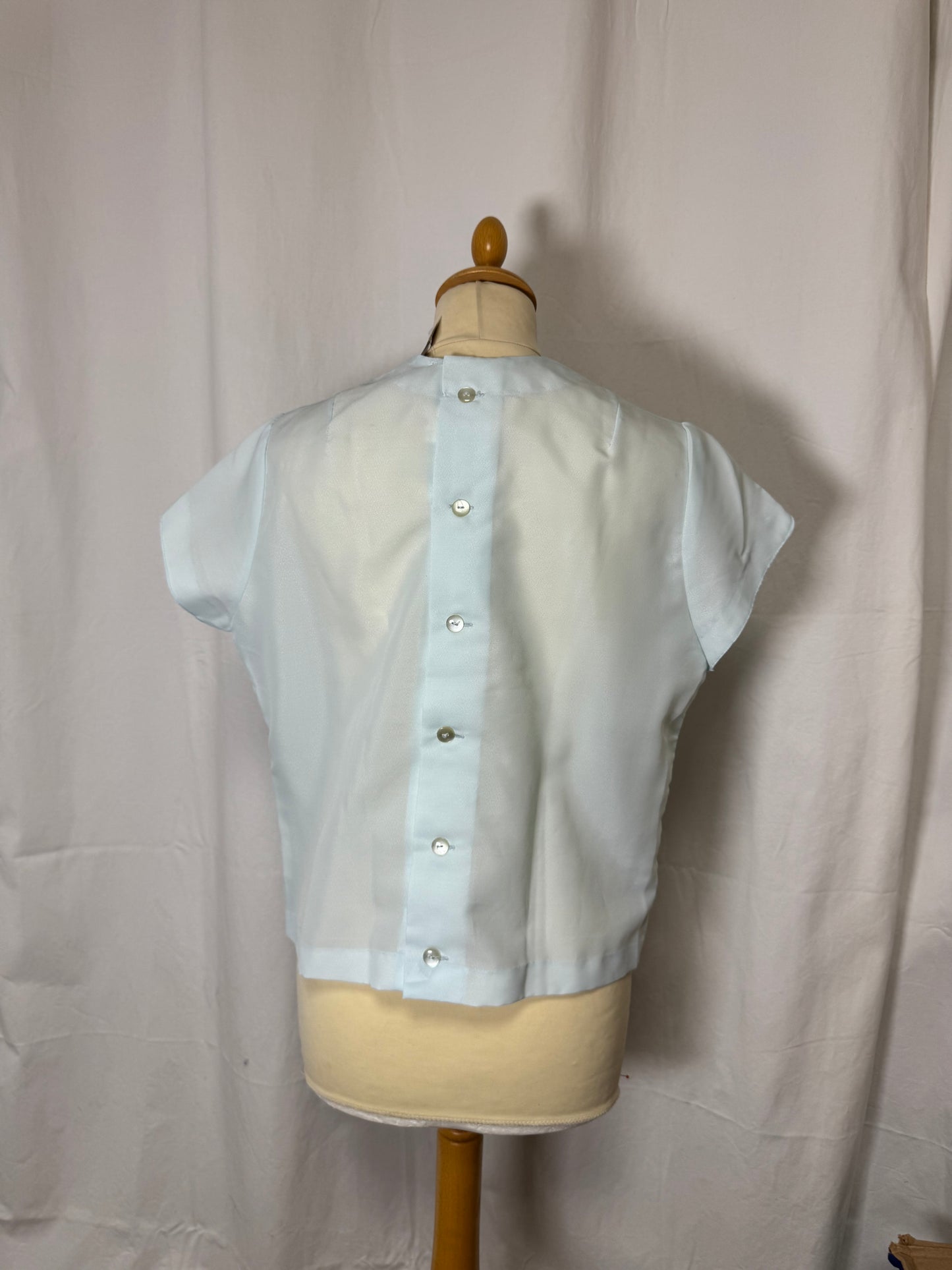 Blouse bleu brodée